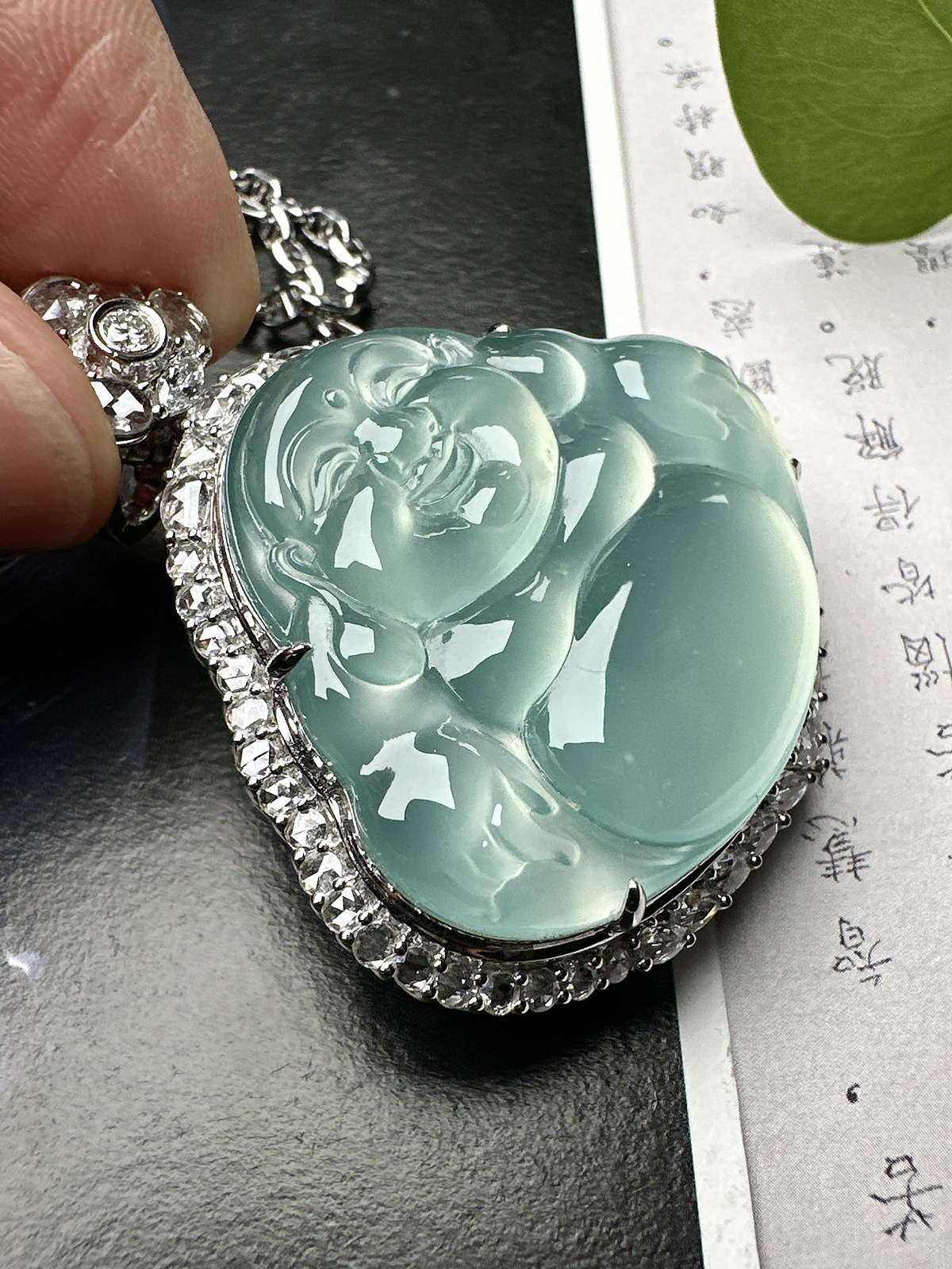 【玻璃种天空蓝佛】大尺寸，冰感动人，通透闪耀，光可鉴人，佳品推荐。收藏品质，18k金钻镶嵌，裸石尺寸32.6*39*5.2毫米