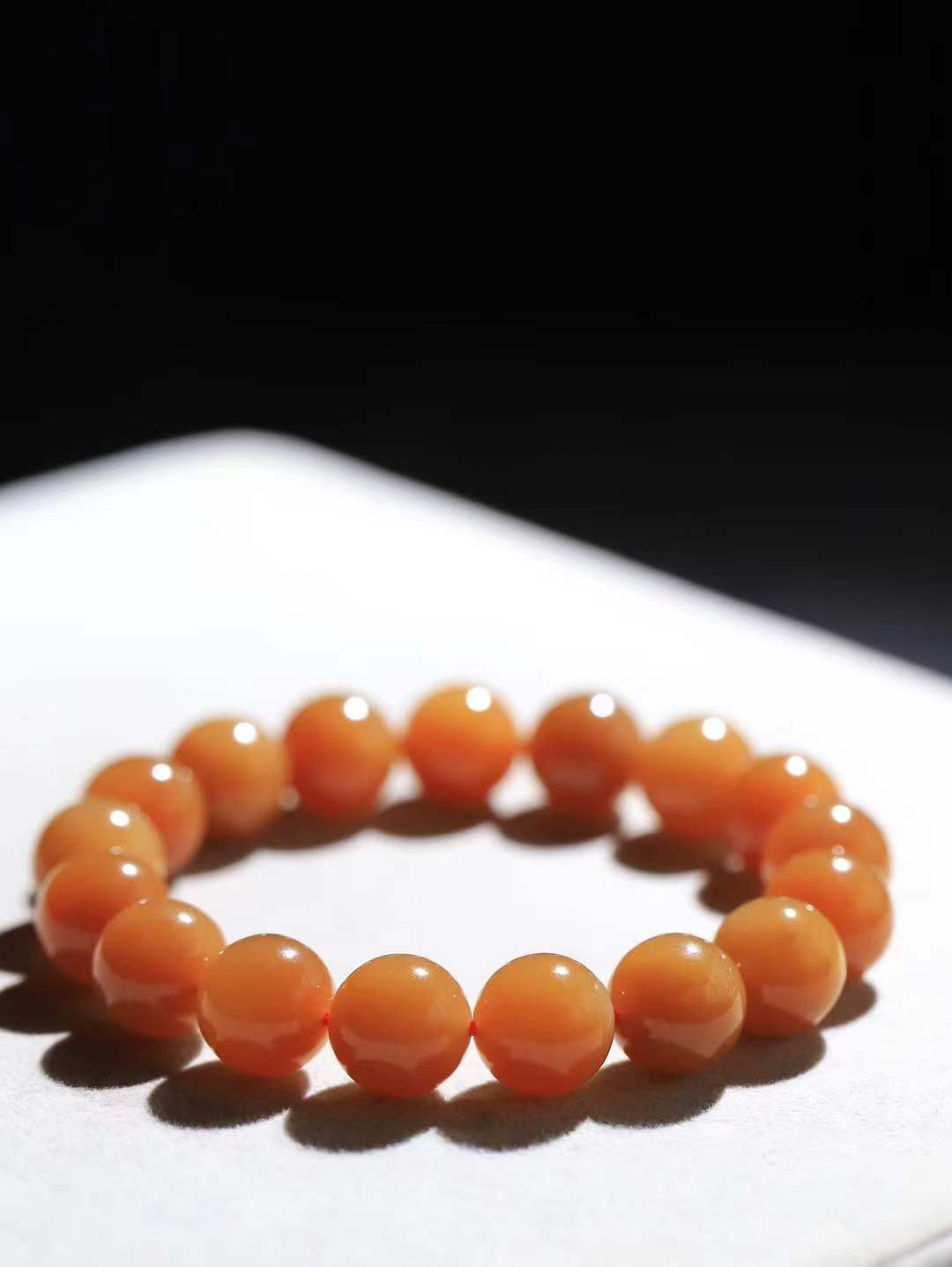 【珠圆玉润.手串】

精品和田玉糖玉珠圆玉润手串 玉质温润细腻  整串打磨圆润，佩戴舒适。珠珠落玉盘，间关莺语花底滑，一生美好时光，无论身在何处，都有它相伴相守。事事顺遂，幸福美满，吉祥如意。重44.3克 尺寸取一11.9mmFDT-1640813