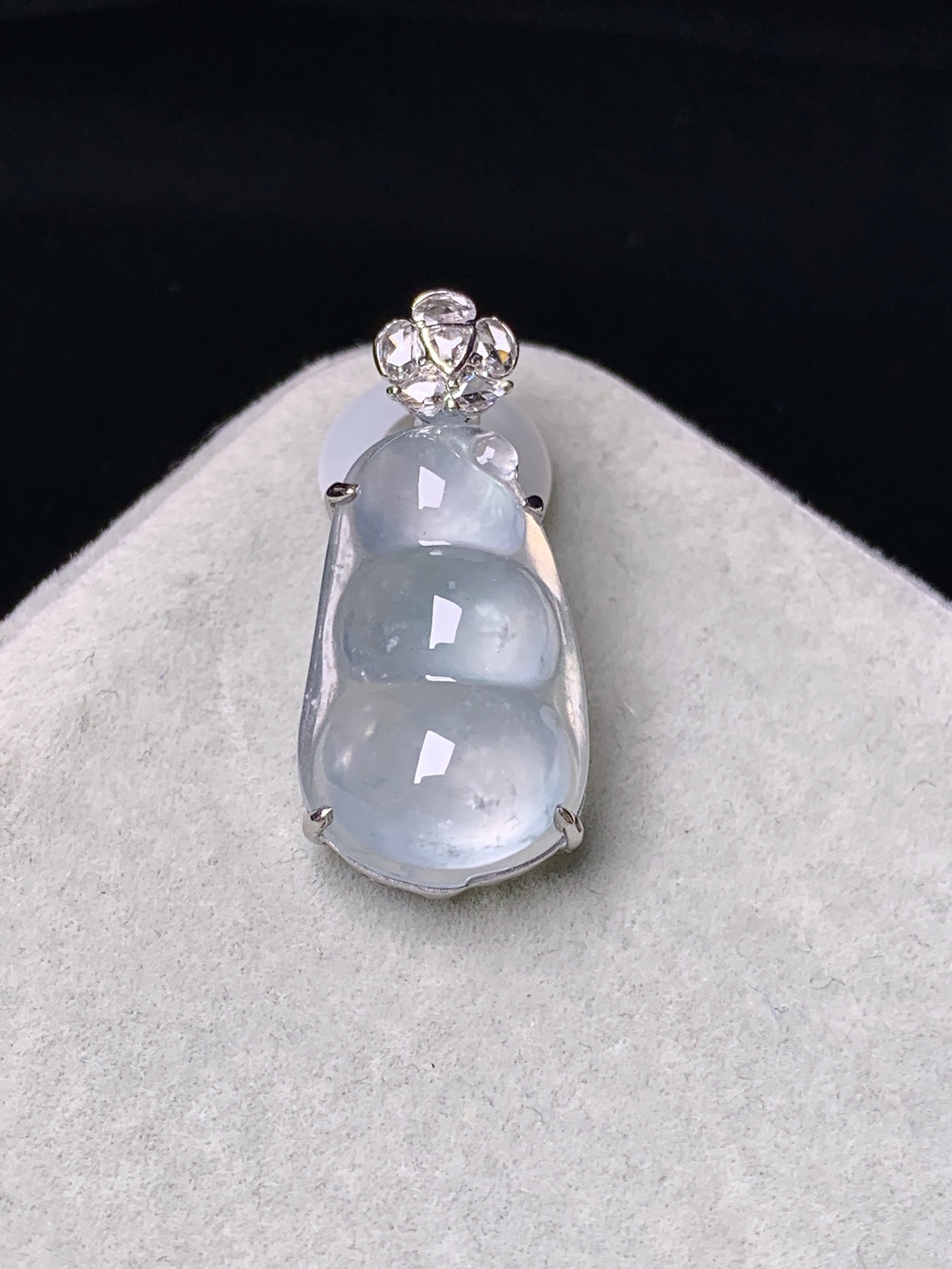 18k金钻镶嵌冰种四季豆吊坠 玉质细腻 色泽艳丽清新 水润亮眼 整体尺寸25*11.5*8c1