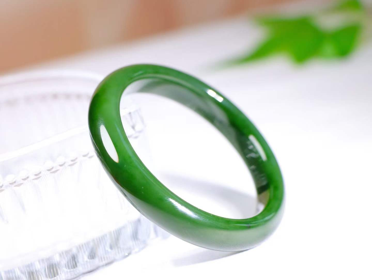 【碧色荡漾】

信誉第一 品质保证️和田玉碧玉菠菜绿手镯，俄料七号矿 红皮老料，玉质温润细腻 油性十足，色泽匀称，️款式精美时尚，佩戴美观惹眼，美自天成，婉约之美，举手投足间透出那份低调奢华。

重43.2克 圈口54mm尺寸54-11.5-8.3mm O18823207130