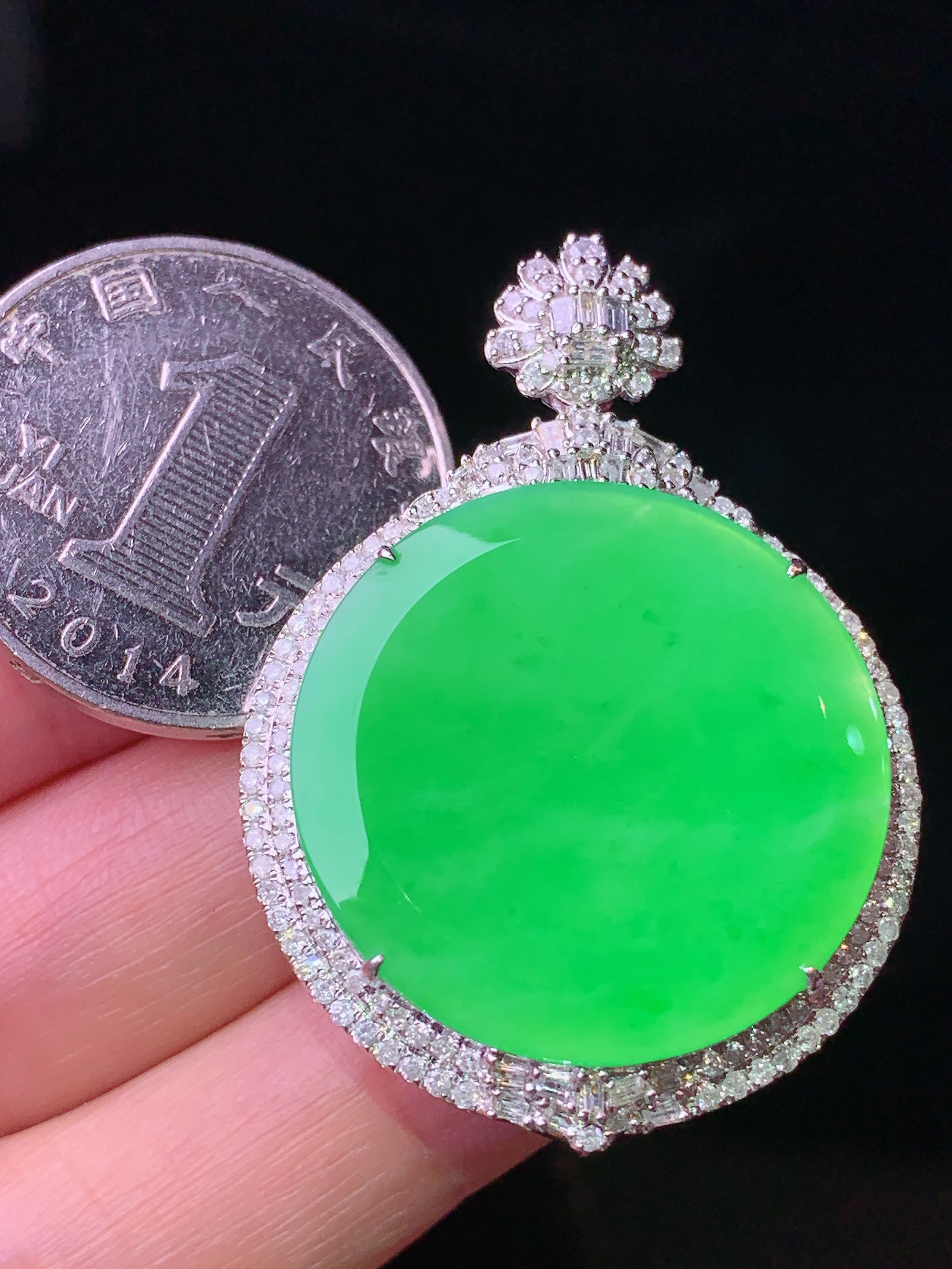 18k金钻镶嵌翠绿圆牌吊坠 玉质细腻 色泽艳丽清新 水润亮眼 整体尺寸42*30*9.5c1