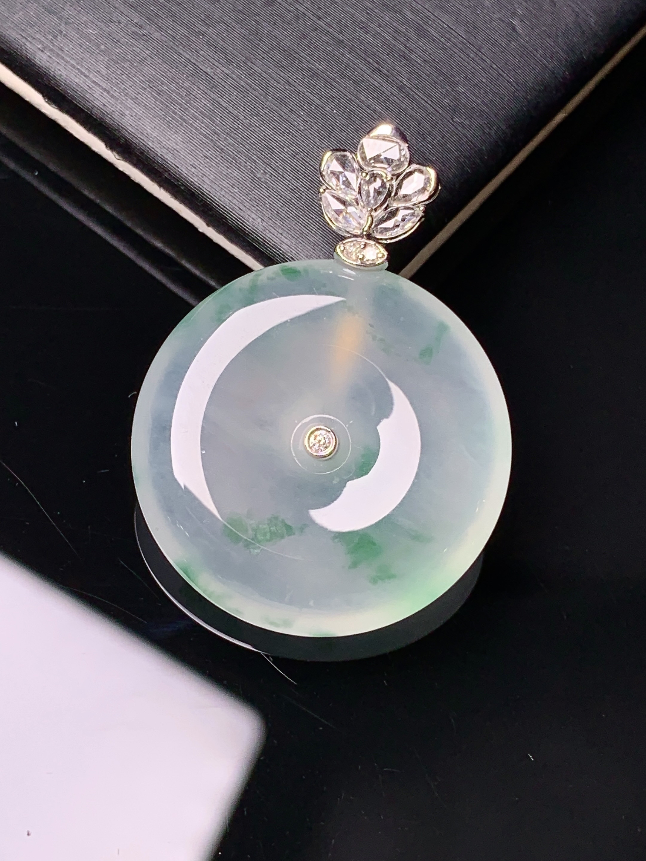 18k金钻镶嵌冰种平安扣吊坠 玉质细腻 色泽艳丽清新 水润亮眼 整体尺寸30.8*22.5*5.3c1