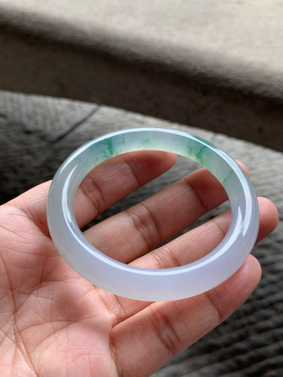 飘芙蓉绿花圆条手镯尺寸54*9*9 老种通透，冰凝透亮，水润胶足，绿花灵动飘逸，上手清新水灵！