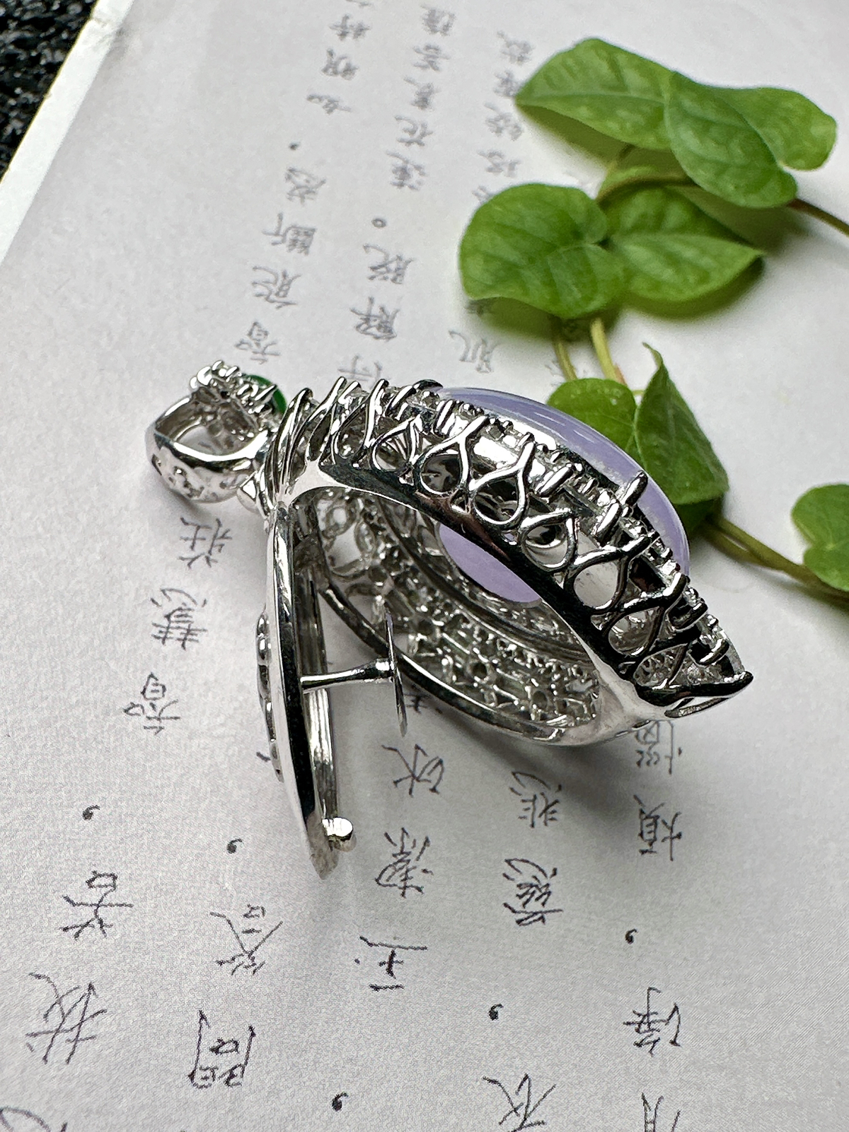 【冰种粉紫蛋面吊坠】质地细腻，饱满度很好，晶莹剔透，18k金钻镶嵌，裸石尺寸20.3*17.1*6.8毫米