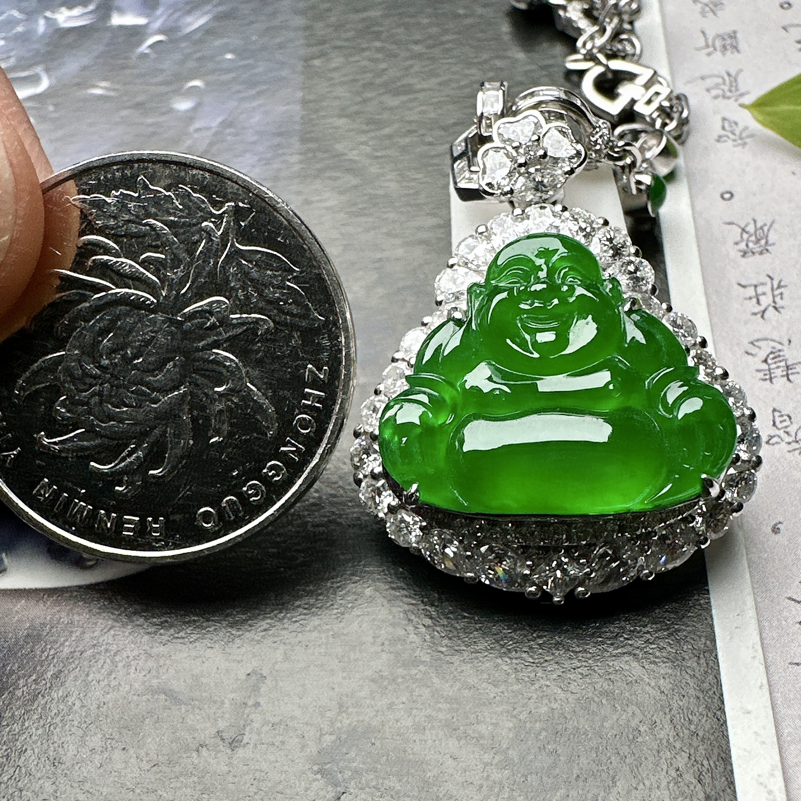 【冰种满绿佛公吊坠】浓绿色泽，种水上乘，晶莹剔透，纯净通透，莹光感很强。18k金钻镶嵌，裸石尺寸16.4*20.2*4毫米