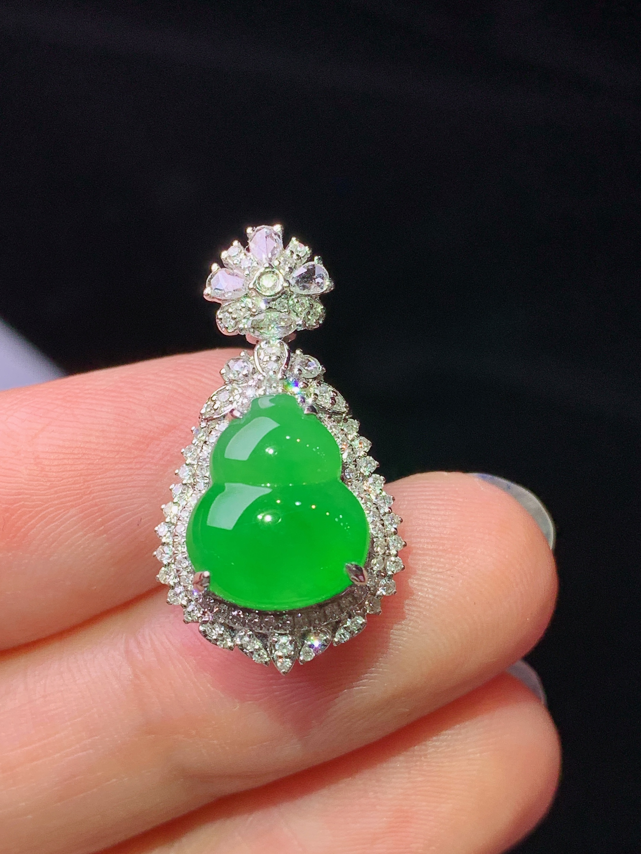 18k金钻镶嵌翠绿葫芦吊坠 玉质细腻 色泽艳丽清新 水润亮眼 整体尺寸24.6*13.6*11.7c