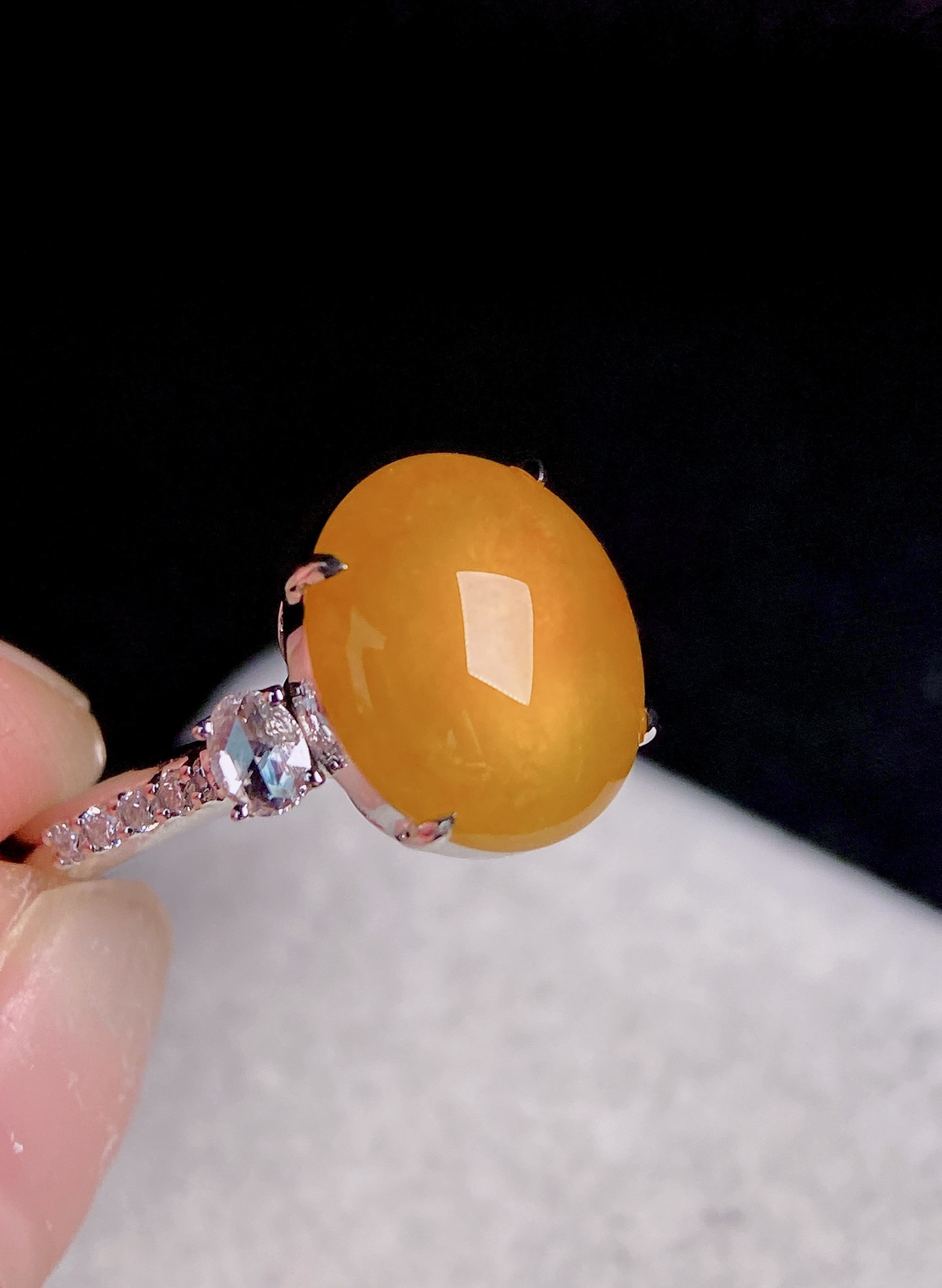 冰黄翡蛋面戒指 18K真金真钻镶嵌