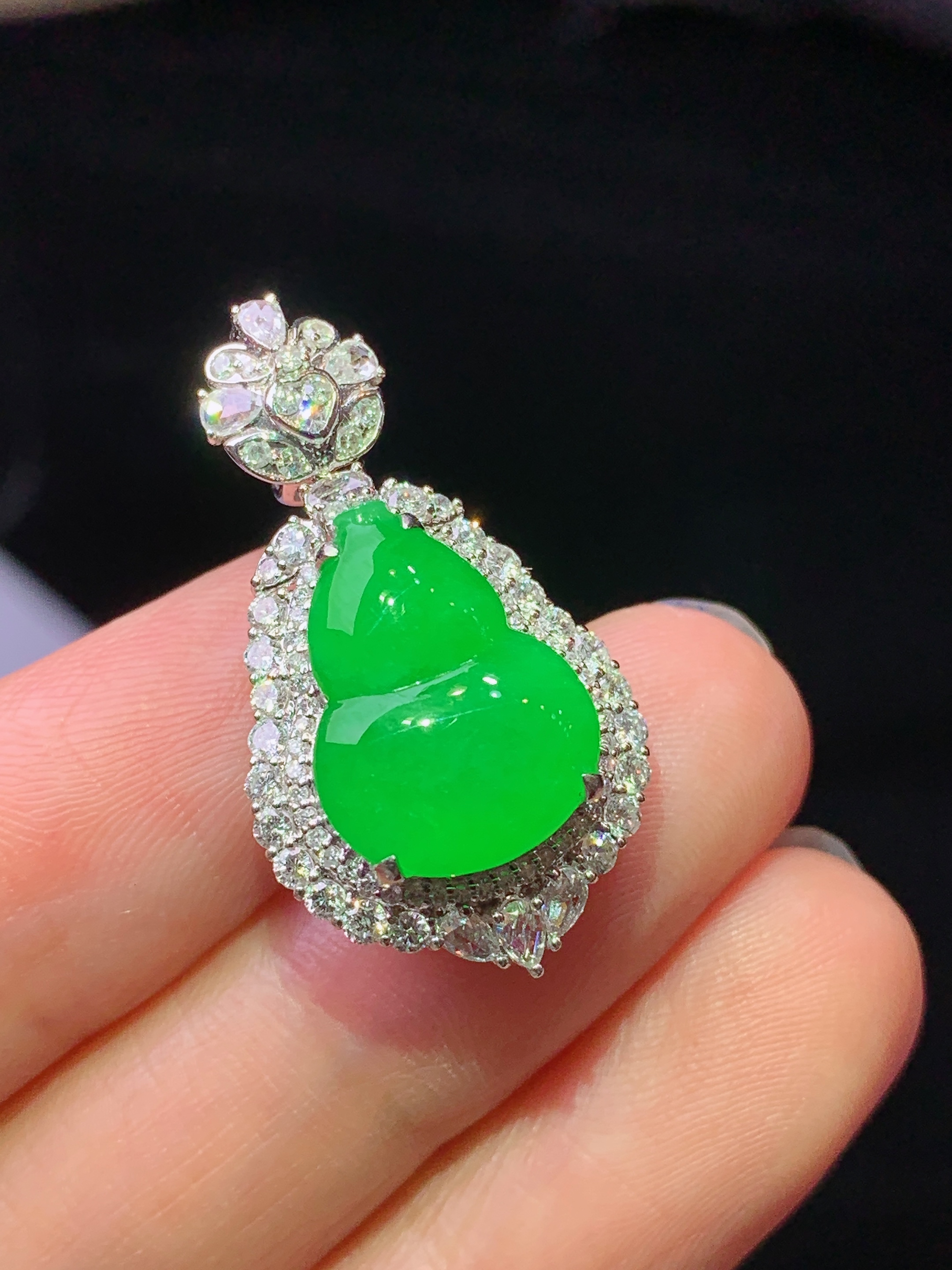 18k金钻镶嵌满绿葫芦吊坠 玉质细腻 色泽艳丽清新 水润亮眼 整体尺寸28.8*15.8*10h1