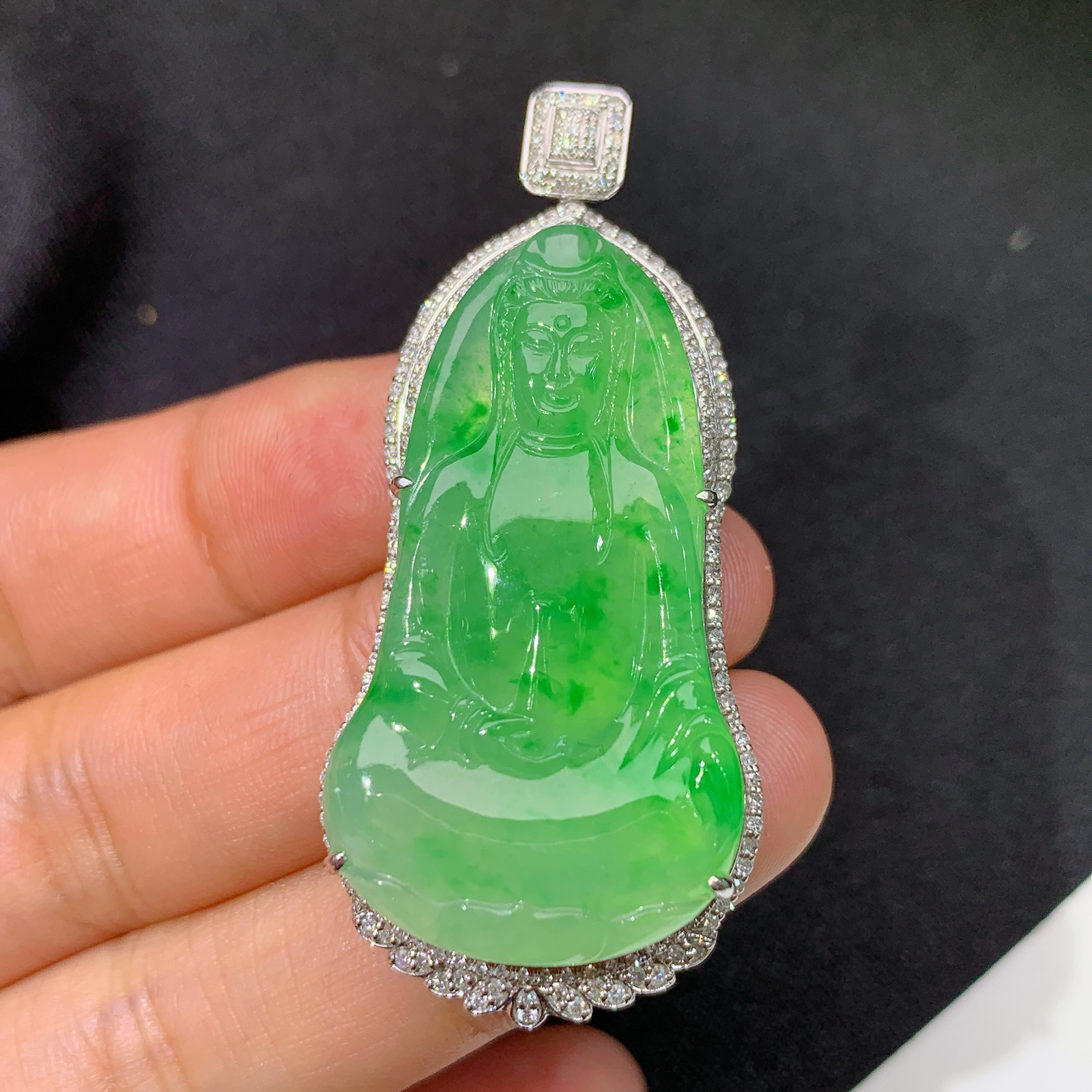 翠绿观音吊坠，18k金镶嵌，冰润色阳，玉质细腻，种水足，Lp 尺寸51.4*23.4*10.3