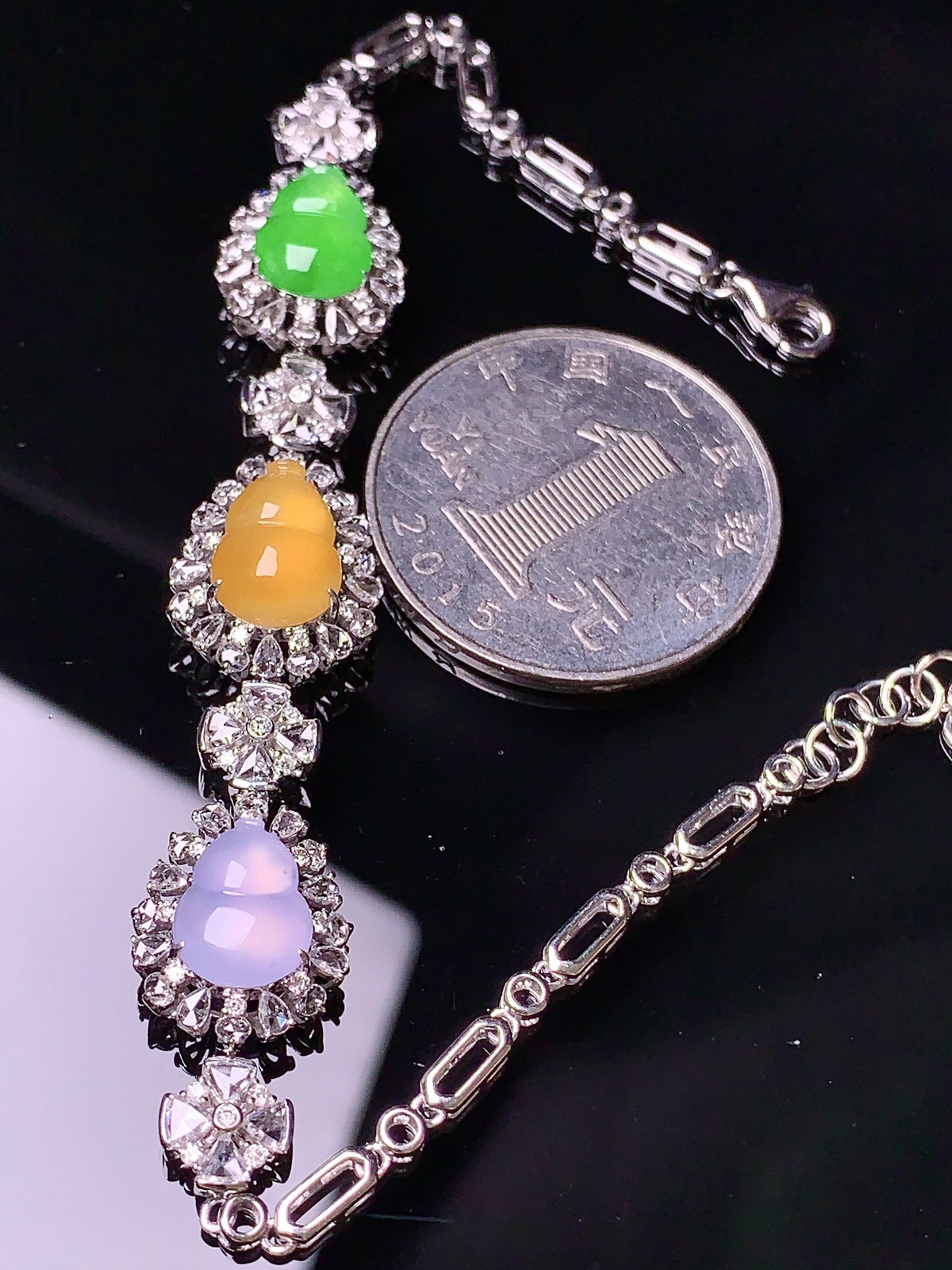 18k金钻镶嵌三色葫芦手链 玉质细腻 色泽清新艳丽 整体尺寸65*12*7.6