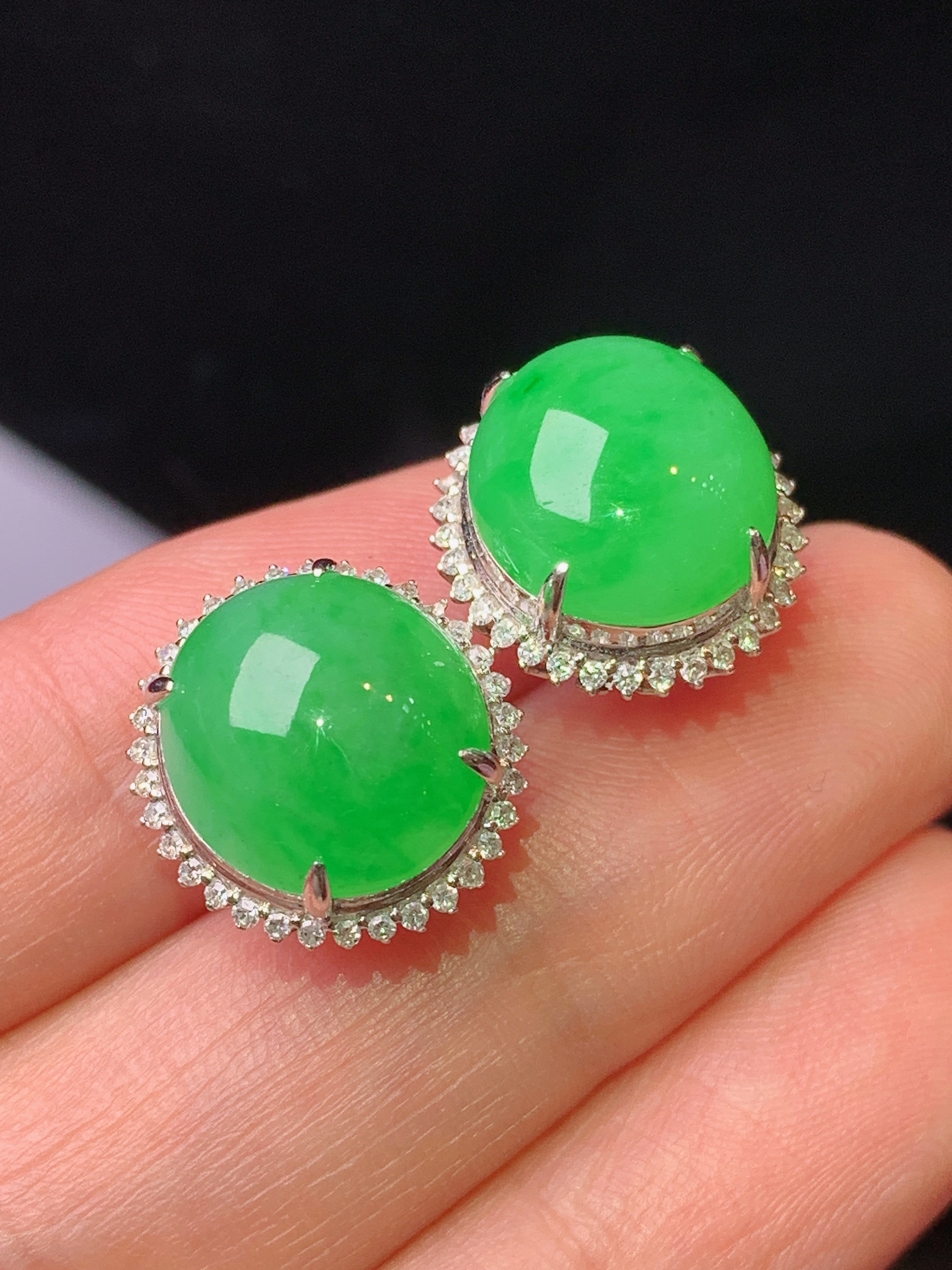 18k金钻镶嵌翠绿蛋面耳钉 玉质细腻 色泽艳丽清新 水润亮眼 整体尺寸14.3*13.5*8.5L2