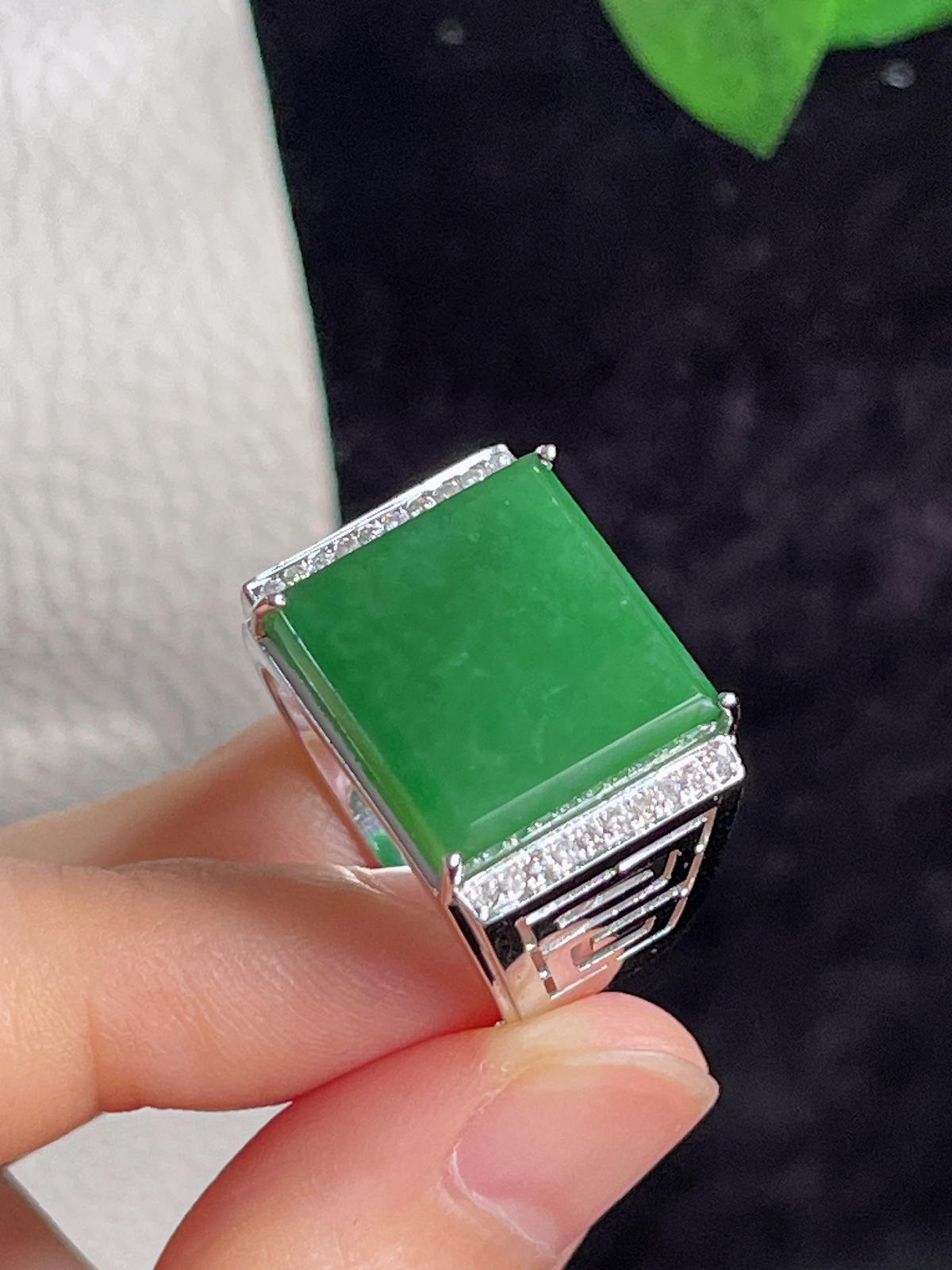 18k金翡翠糯化种满绿男士戒指