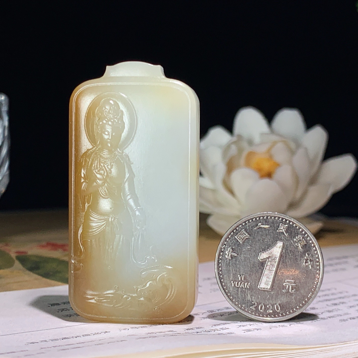 新疆和田玉且末糖站观音牌子挂件 尺寸54/26/11重35.5克 玉质细腻油润 底色纯净 脂粉好，品质好。lt260407