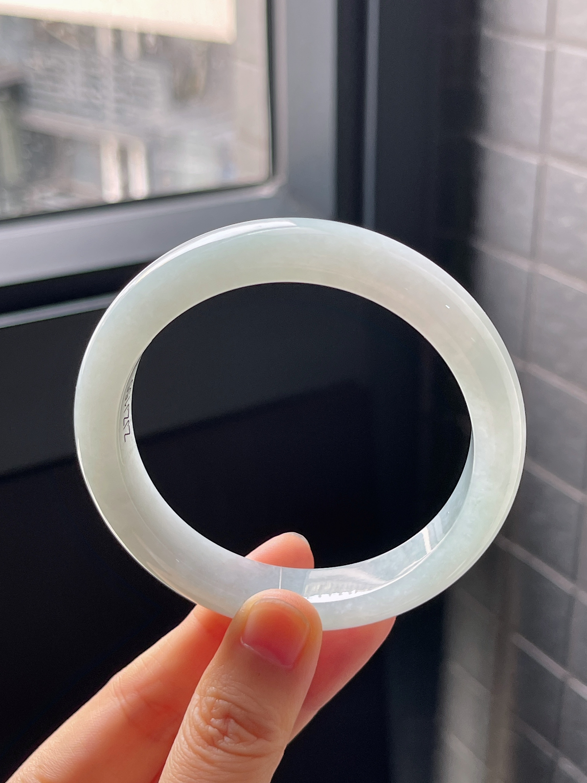 正圈58.3圈口，翡翠冰糯种淡绿色手镯