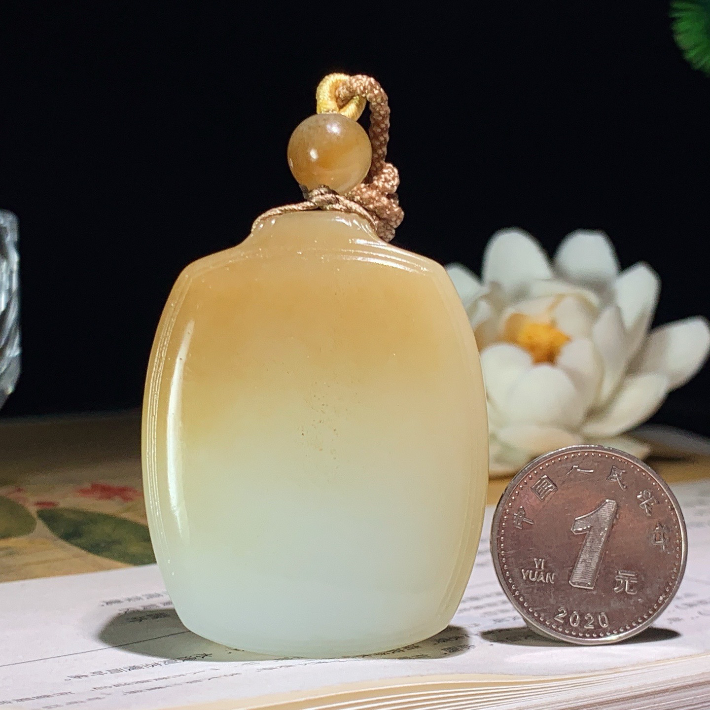 新疆和田玉且末糖平安无事牌挂件 尺寸50/39/12重54.5克 玉质细腻油润 底色纯净 脂粉好，品质好。lt260407