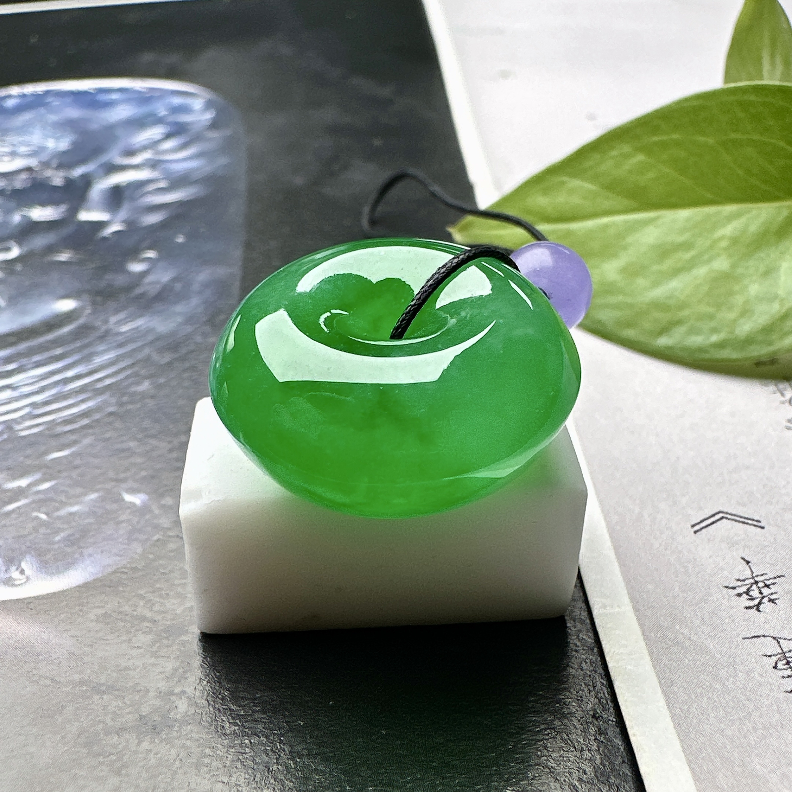 【冰种满绿平安扣】面包扣，很厚装，质地非常细腻，冰润十足，种老冰透，收藏品质。