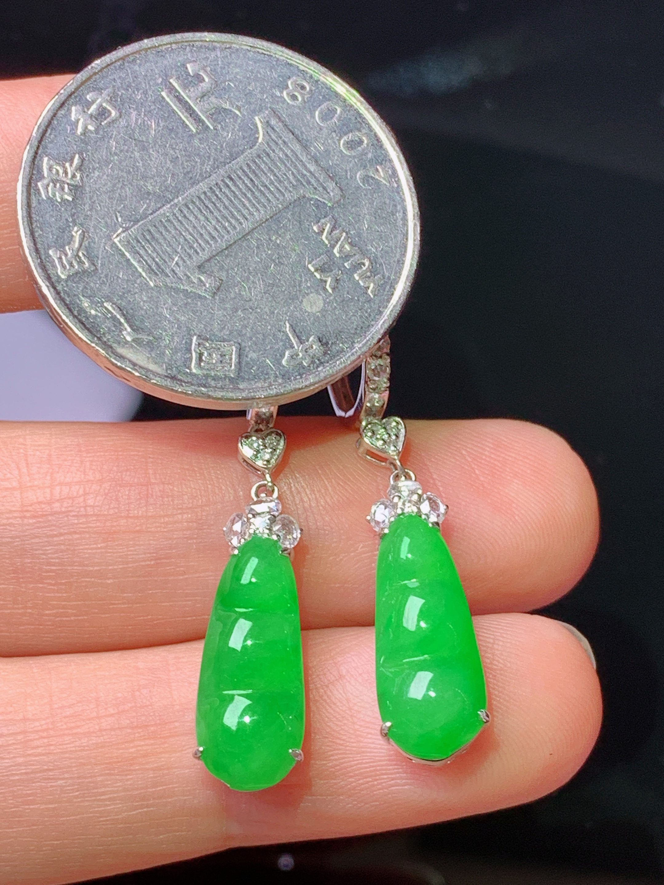 18k金钻镶嵌满绿四季豆耳坠 玉质细腻 色泽艳丽清新 水润亮眼 整体尺寸36.5*6.5*5.6c2