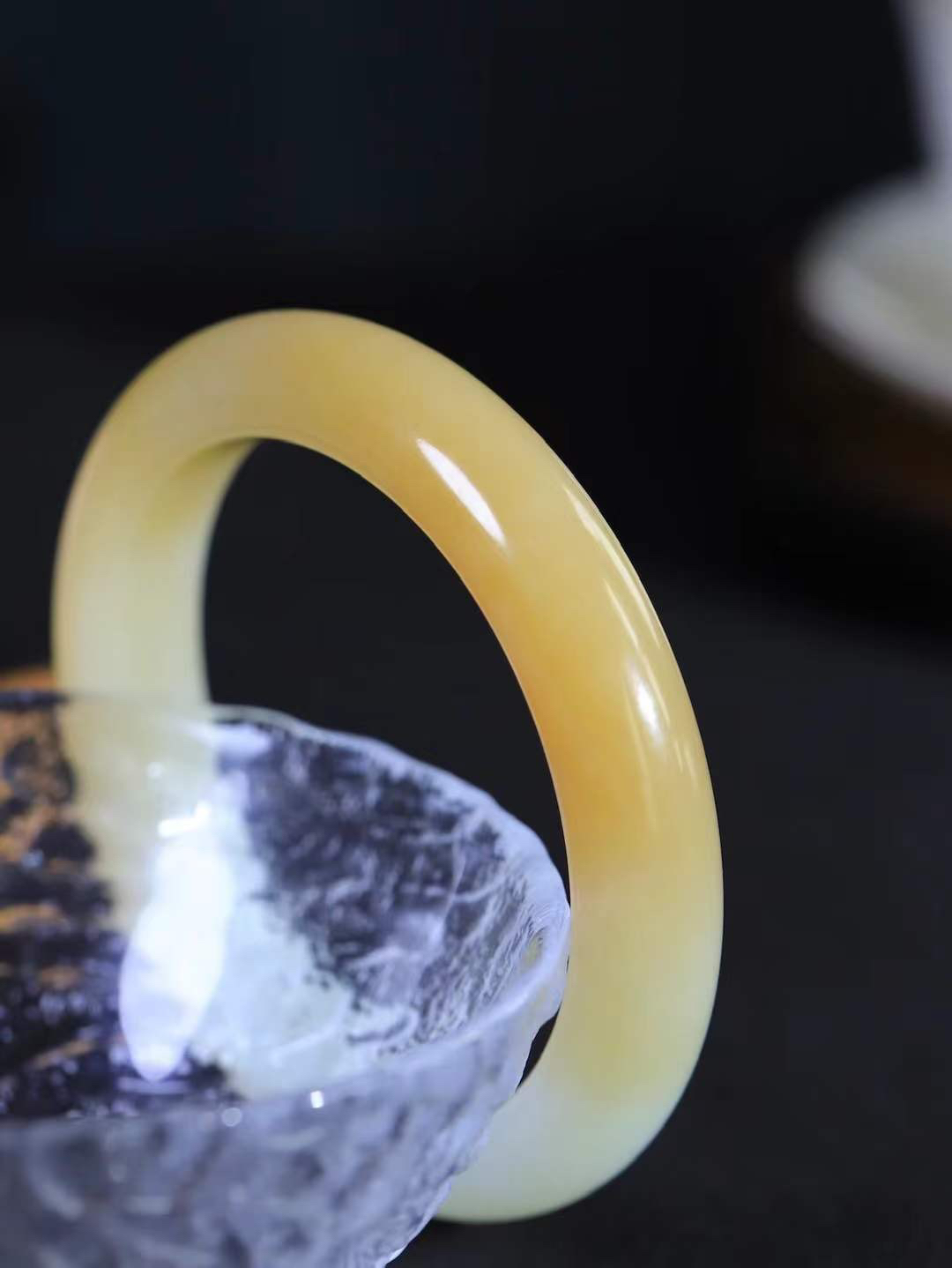 （一见倾心.手镯）

精品和田玉糖白玉手镯，玉质温润细腻 油性十足 手感舒适，高华雅逸，线条流畅，简约大气，美自天成，素雅高贵。佩戴于腕间，婉约之美，举手投足间透出那低调奢华。重54.7克  尺寸55-12-9.5mm  5640736A