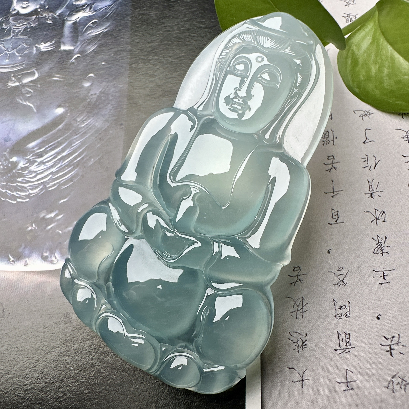 【冰种正装观音】蓝底色泽，质地细腻，通透度上佳，冰感十足，适合佩戴