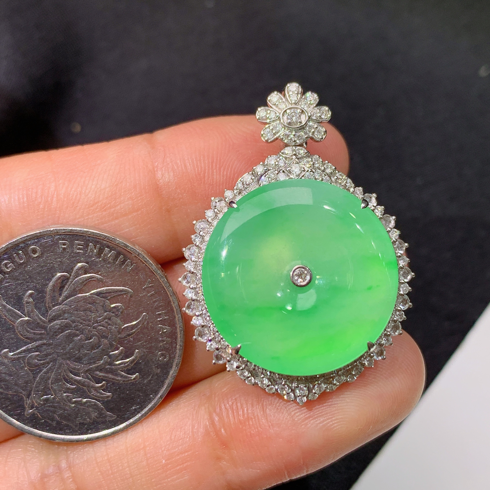 冰飘绿平安扣吊坠，18k金镶嵌，冰润色阳，玉质细腻，种水足，y5 尺寸33.9*24.8*10.5