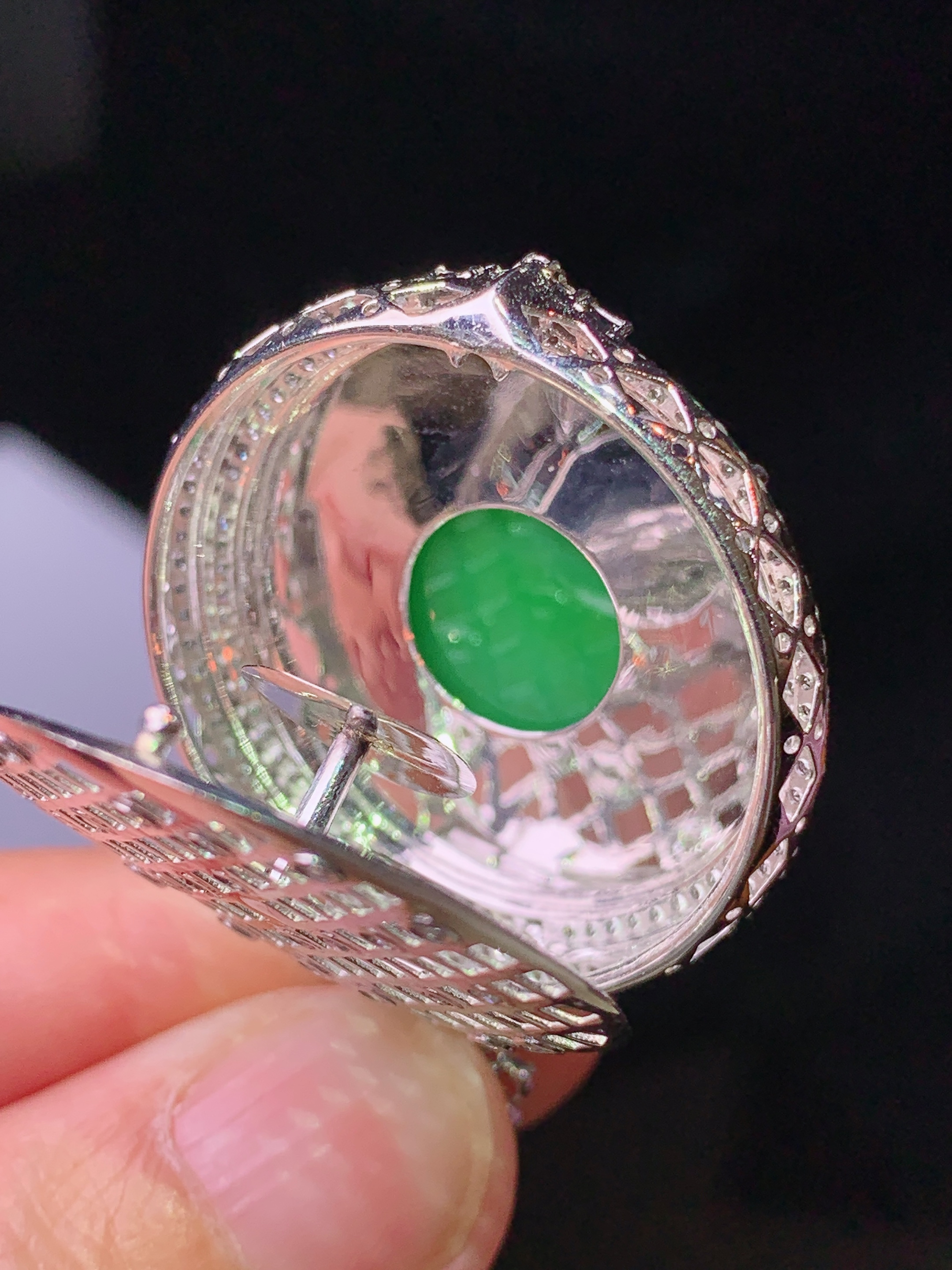 18k金钻镶嵌翠绿圆牌吊坠 玉质细腻 色泽艳丽清新 水润亮眼 整体尺寸42*30*9.5c1