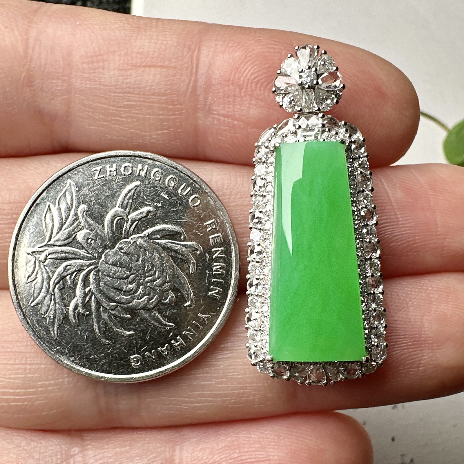 【冰种满绿无事柱吊坠】种水上乘，晶莹剔透，纯净通透，莹光感很强。18k金钻镶嵌，裸石尺寸20.5*9.2*4.2毫米