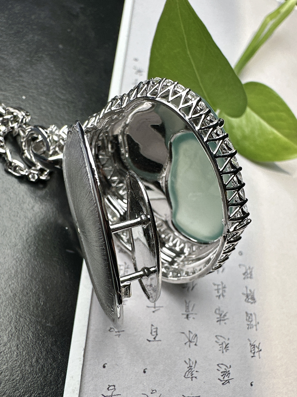 【玻璃种天空蓝佛】大尺寸，冰感动人，通透闪耀，光可鉴人，佳品推荐。收藏品质，18k金钻镶嵌，裸石尺寸32.6*39*5.2毫米