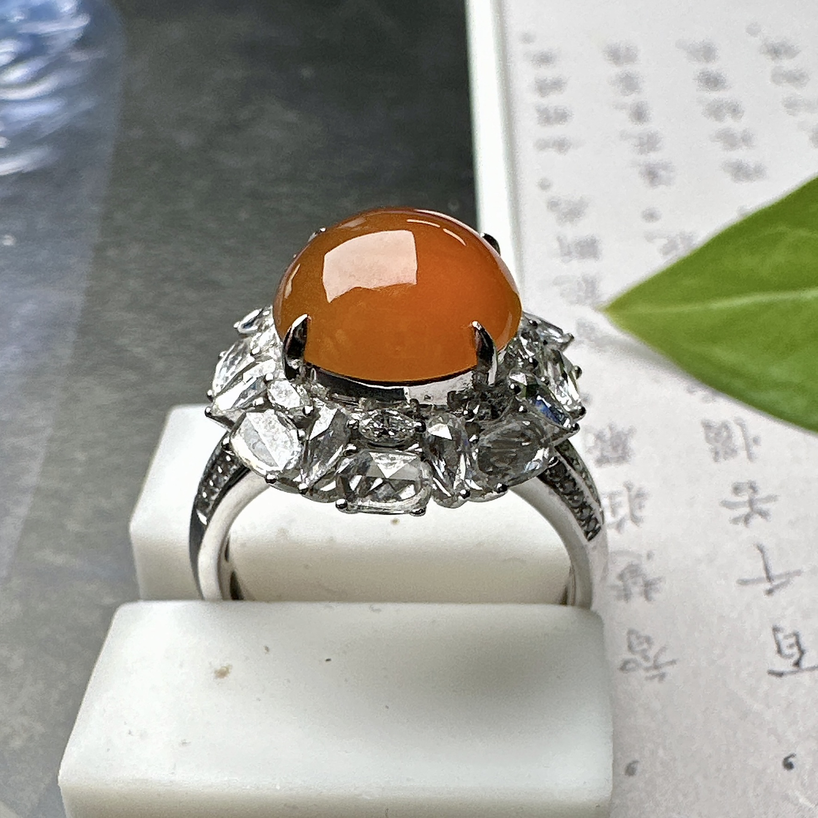 【冰种红黄翡馒头戒指】通透闪亮，起光的料子，厚度很好，18k金钻镶嵌，裸石尺寸10.3*5.2毫米