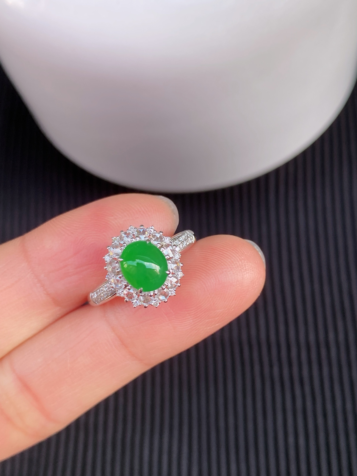 冰绿蛋面，冰种质地，色泽浓郁鲜亮，光感通透
蛋面饱满圆润，约18K金戒托设计精致
实物更美～