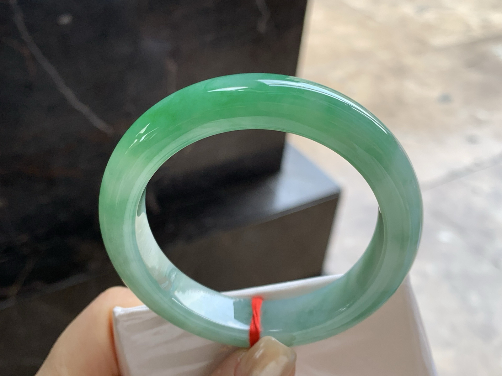 辣绿色手镯
尺寸：54.2-12.5-9.3mm
绿色浓郁大气 上手好看