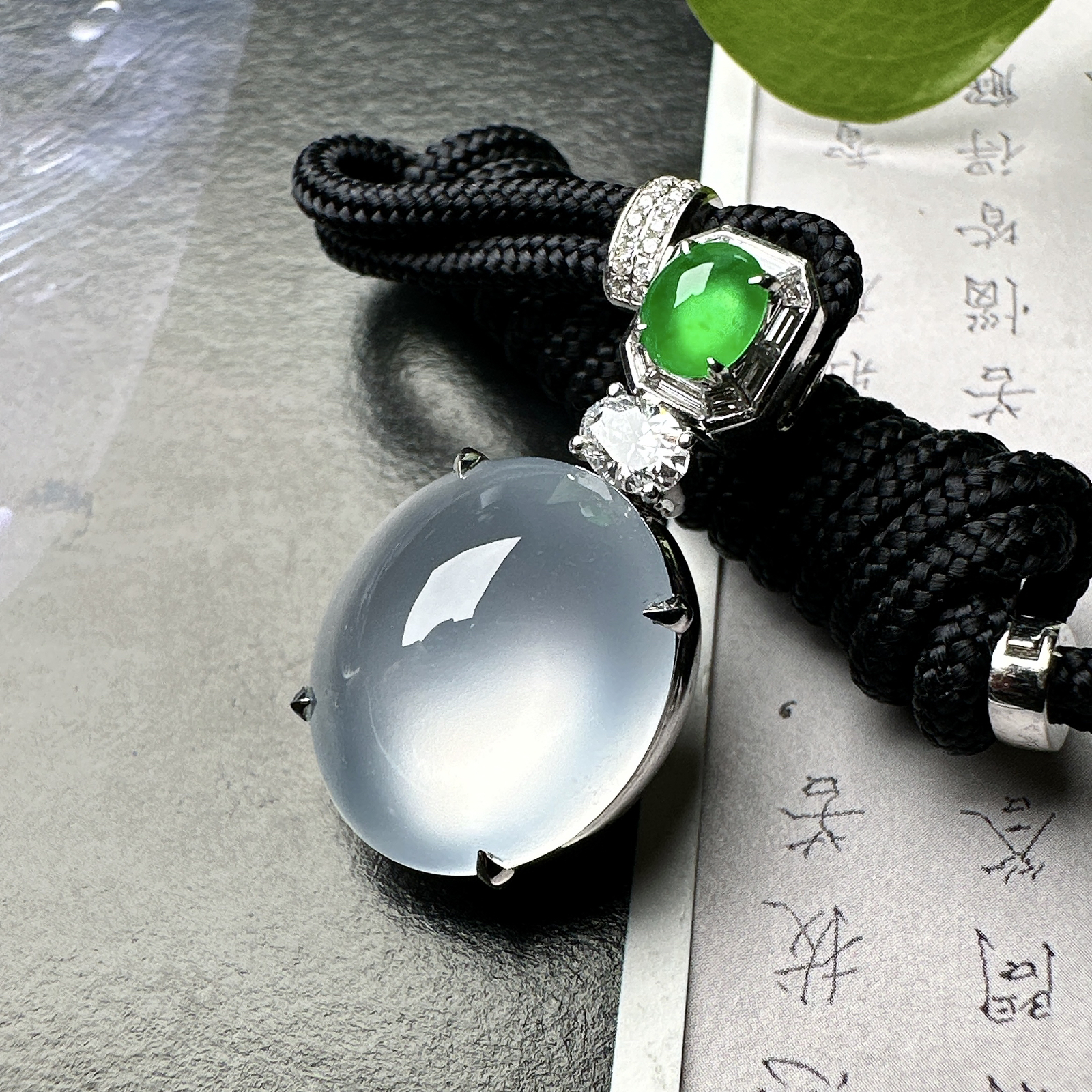 【玻璃蛋面吊坠】质地细腻清爽，玻璃色泽，荧光感强烈，18K金钻镶嵌，裸石尺寸16.7*15*7毫米