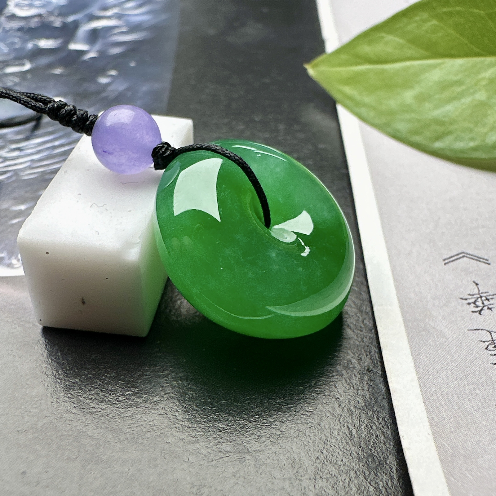 【冰种满绿平安扣】面包扣，很厚装，质地非常细腻，冰润十足，种老冰透，收藏品质。