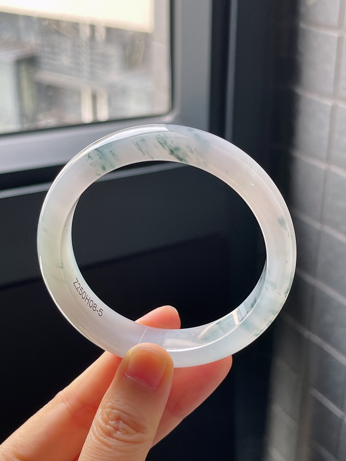 正圈57.4圈口，翡翠冰糯种飘绿手镯