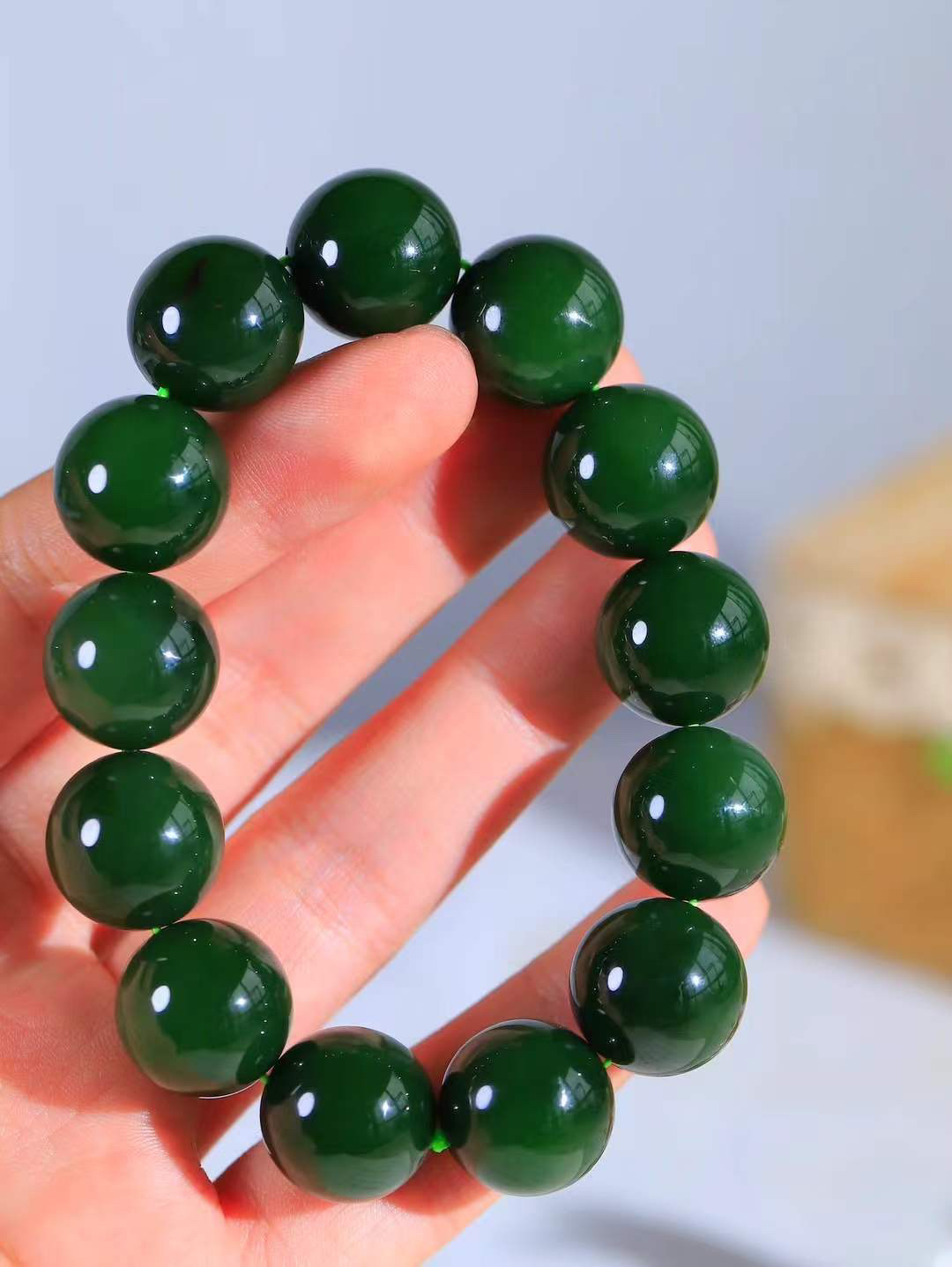 【珠圆玉润.手串】

收藏级臻品️和田玉碧玉珠圆玉润手串 玉质温润细腻  整串打磨圆润，佩戴舒适。珠珠落玉盘，间关莺语花底滑，一生美好时光，无论身在何处，都有它相伴相守。事事顺遂，幸福美满，吉祥如意。重103.6克 尺寸取一17mm FDT-1640813