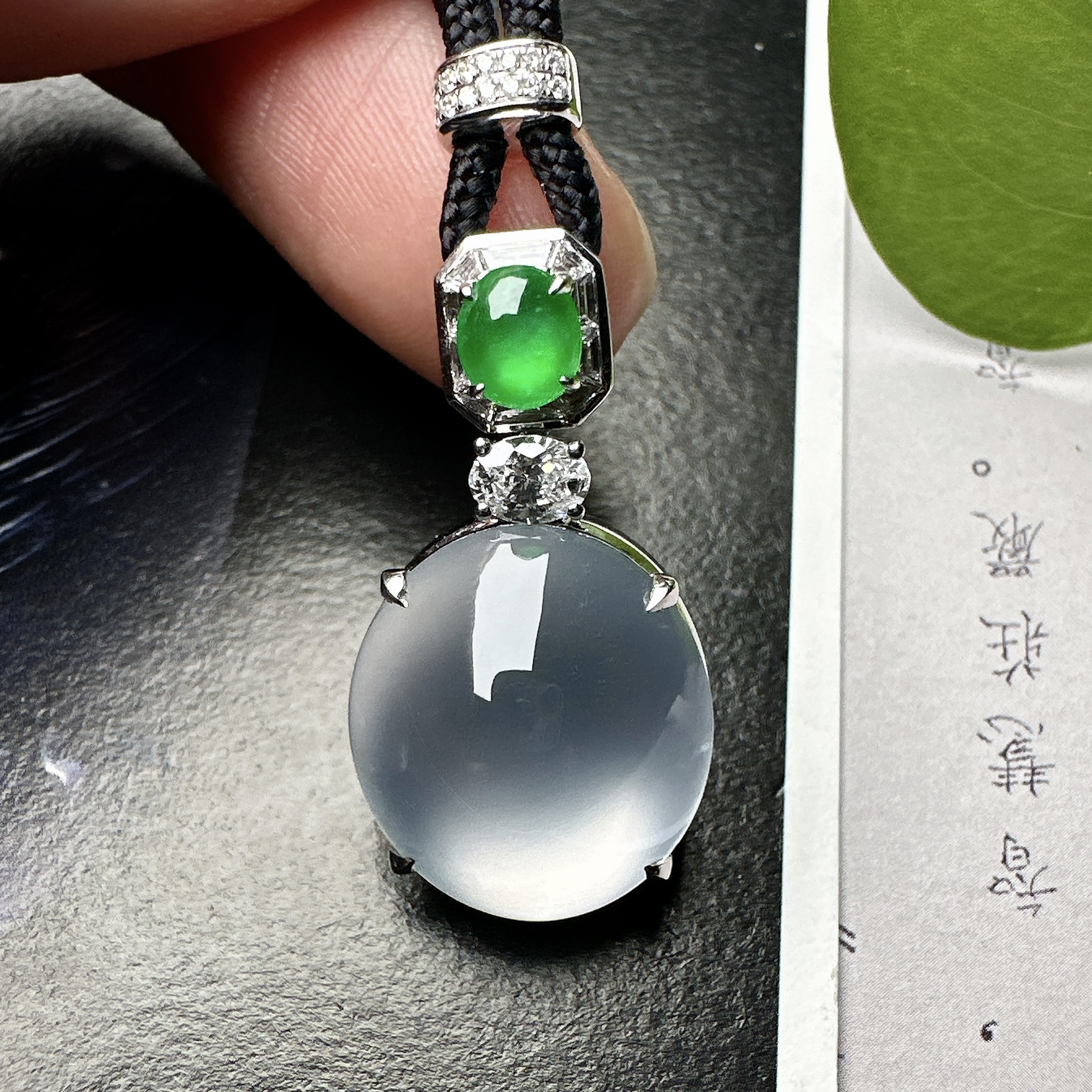 【玻璃蛋面吊坠】质地细腻清爽，玻璃色泽，荧光感强烈，18K金钻镶嵌，裸石尺寸16.7*15*7毫米