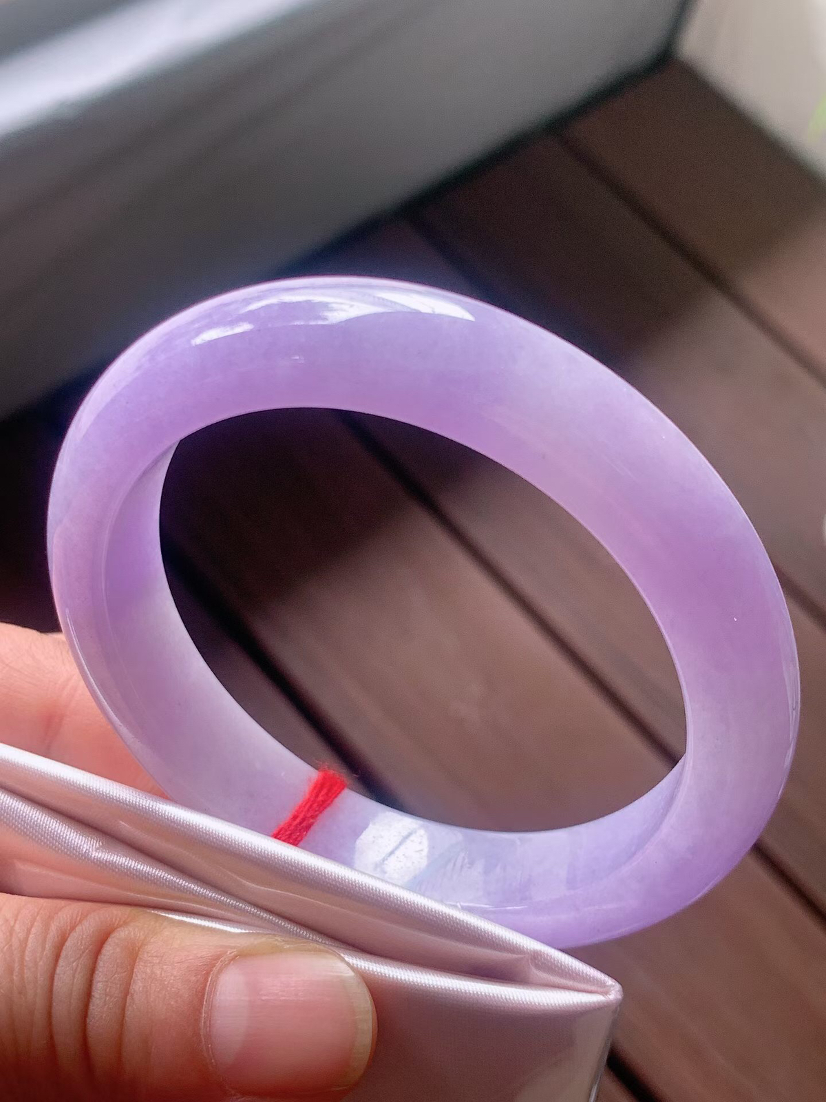 【翡翠名称】老种冰紫罗兰56正圈口手镯
【翡翠尺寸】56/12.2/8.5mm适合55-57正圈口佩戴
【翡翠描述】宝贝种老水足，玉质细腻，色泽靓丽，性价比高，佩戴效果好！
【其它赠送】权威证书/精美挂绳盒子/支持全国复检