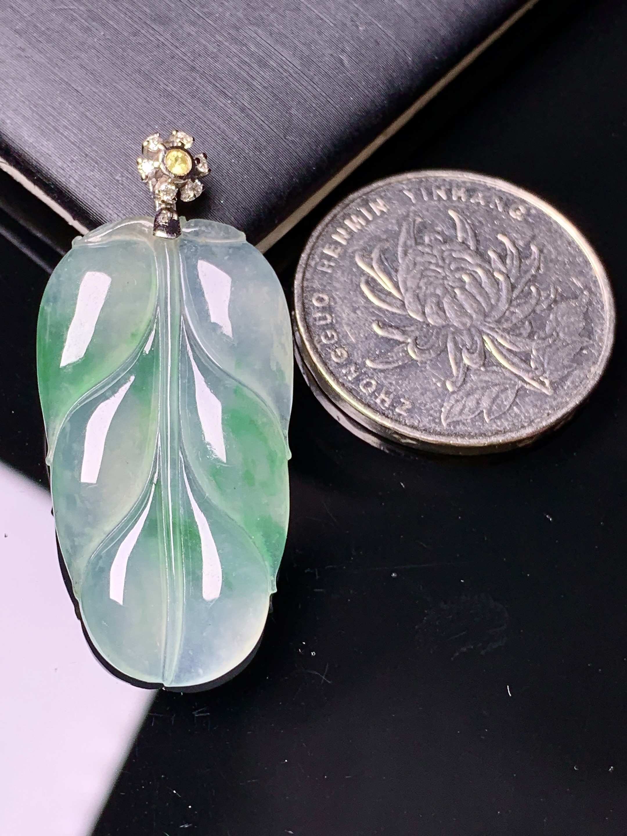 18k金钻镶嵌冰种飘绿树叶吊坠 玉质细腻 色泽艳丽清新 水润亮眼 整体尺寸39.5*18*4c5