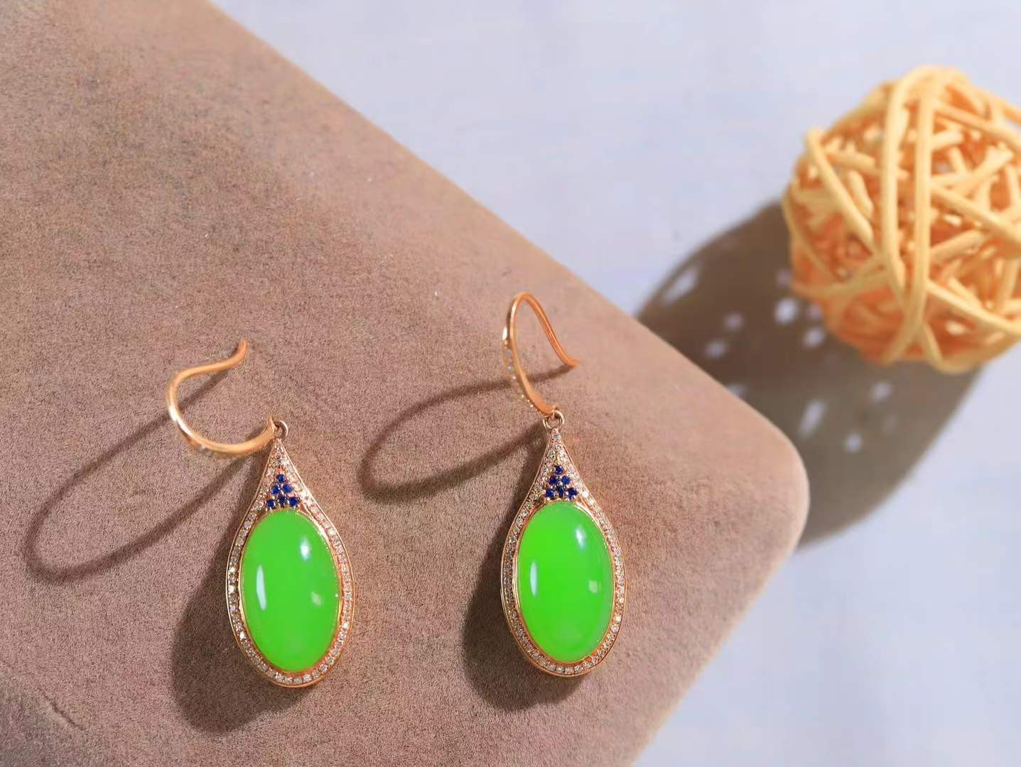 【金镶玉.耳坠】

精品和田玉碧玉镶嵌18k金.耳坠，金玉良缘 耳畔生辉，以和田温玉镌刻东方雅韵，金丝勾勒璀璨光华。金玉相嵌，寓意福泽绵长、情缘永固。佩戴间，既有玉的从容气度，又蕴金的尊贵风雅。耳畔摇曳生姿，点亮东方美学的含蓄与奢华。时光流转，唯爱恒久如金，初心温润似玉。总重5.7克 裸石尺寸取一14.8-8.7mm 5540700A