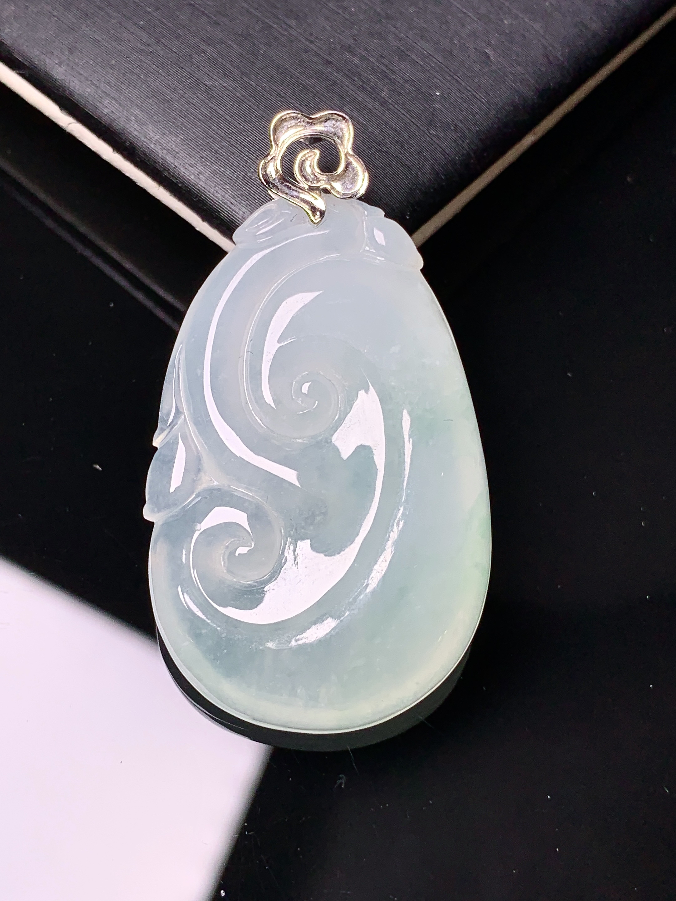 18k金镶嵌冰种如意吊坠 玉质细腻 色泽艳丽清新 水润亮眼 整体尺寸40*22.3*5.5yz