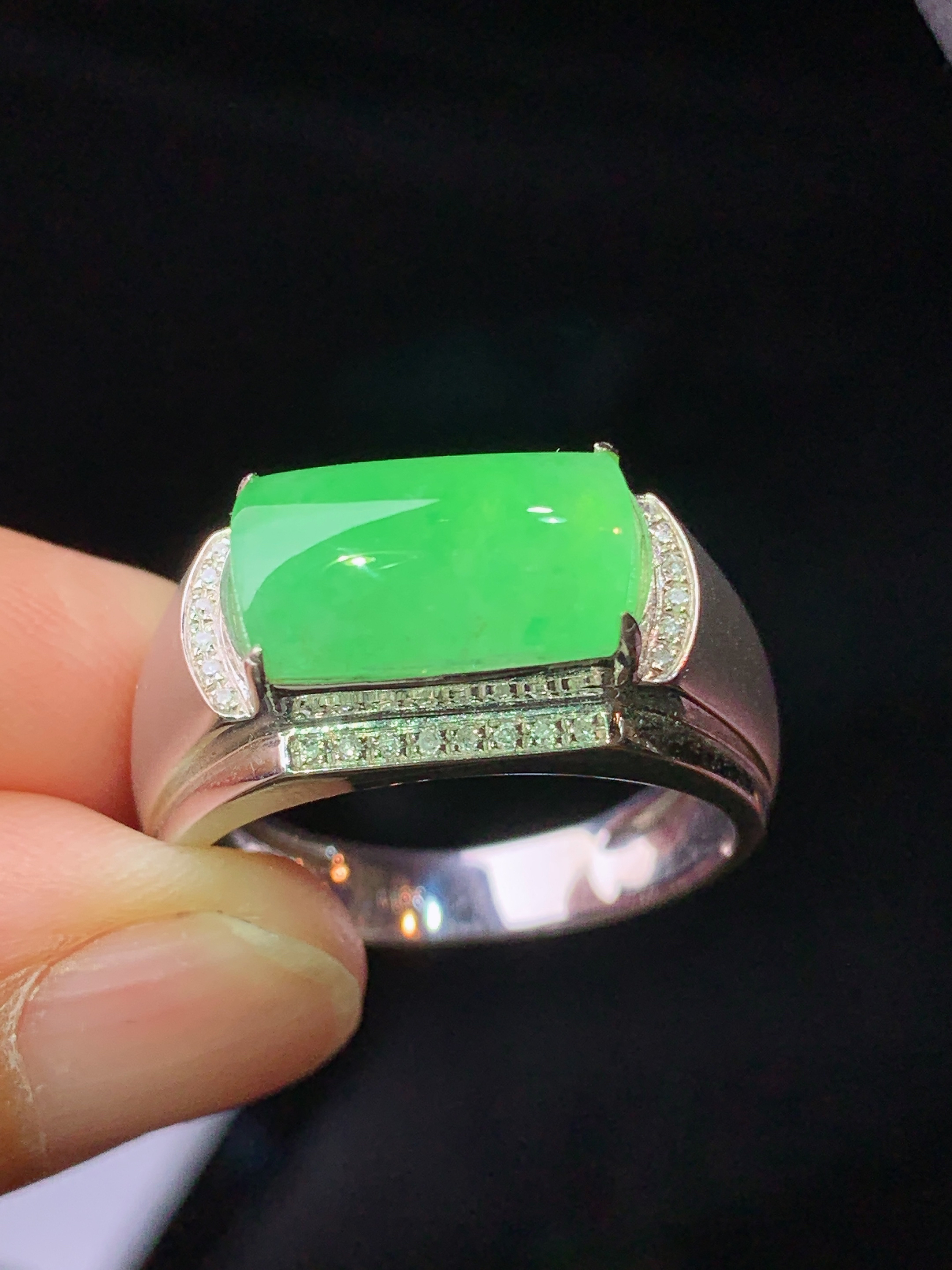 18k金钻镶嵌翠绿马鞍戒指吊坠 玉质细腻 色泽艳丽清新 水润亮眼 圈20.5 裸石尺寸7.2*13.