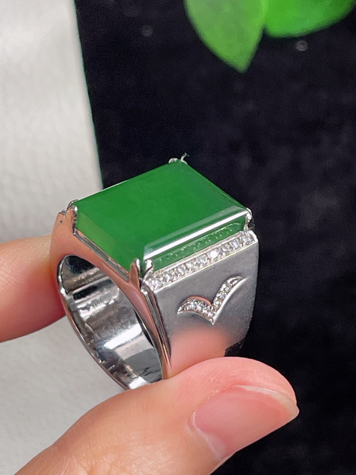 18k金翡翠冰糯种满绿男士戒指