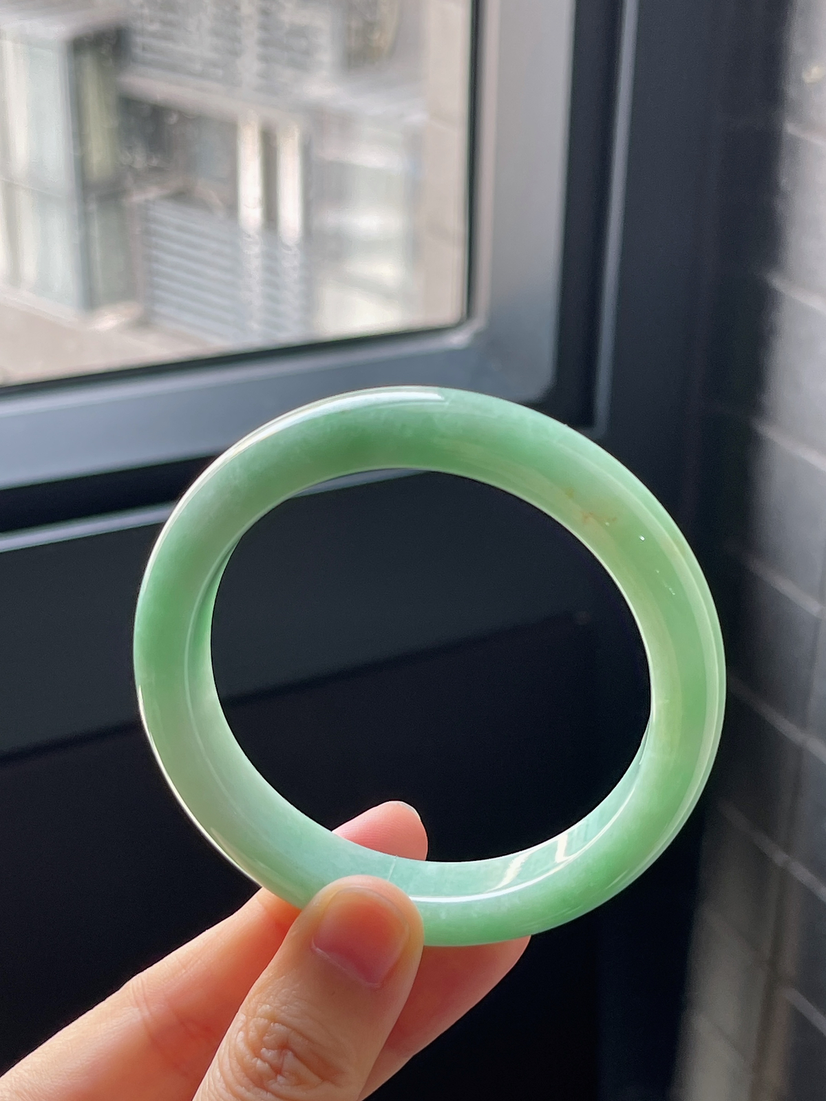 正圈56.2圈口，翡翠糯化种浅绿色手镯