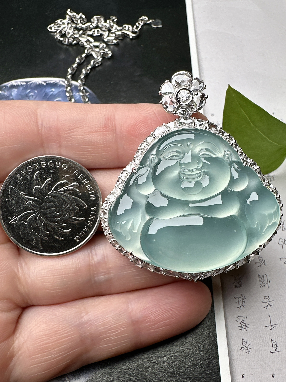 【玻璃种天空蓝佛】大尺寸，冰感动人，通透闪耀，光可鉴人，佳品推荐。收藏品质，18k金钻镶嵌，裸石尺寸32.6*39*5.2毫米