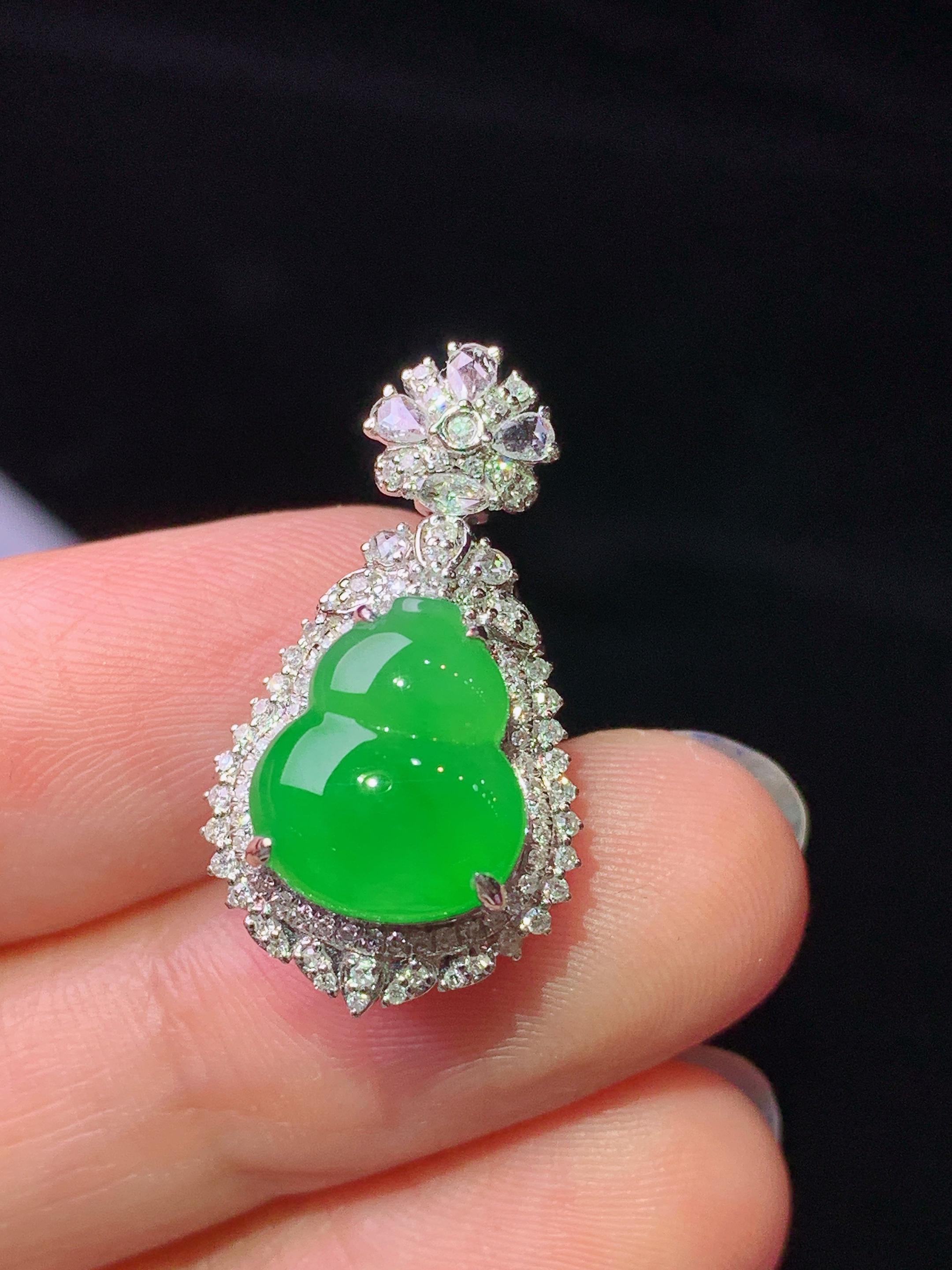 18k金钻镶嵌翠绿葫芦吊坠 玉质细腻 色泽艳丽清新 水润亮眼 整体尺寸24.6*13.6*11.7c2