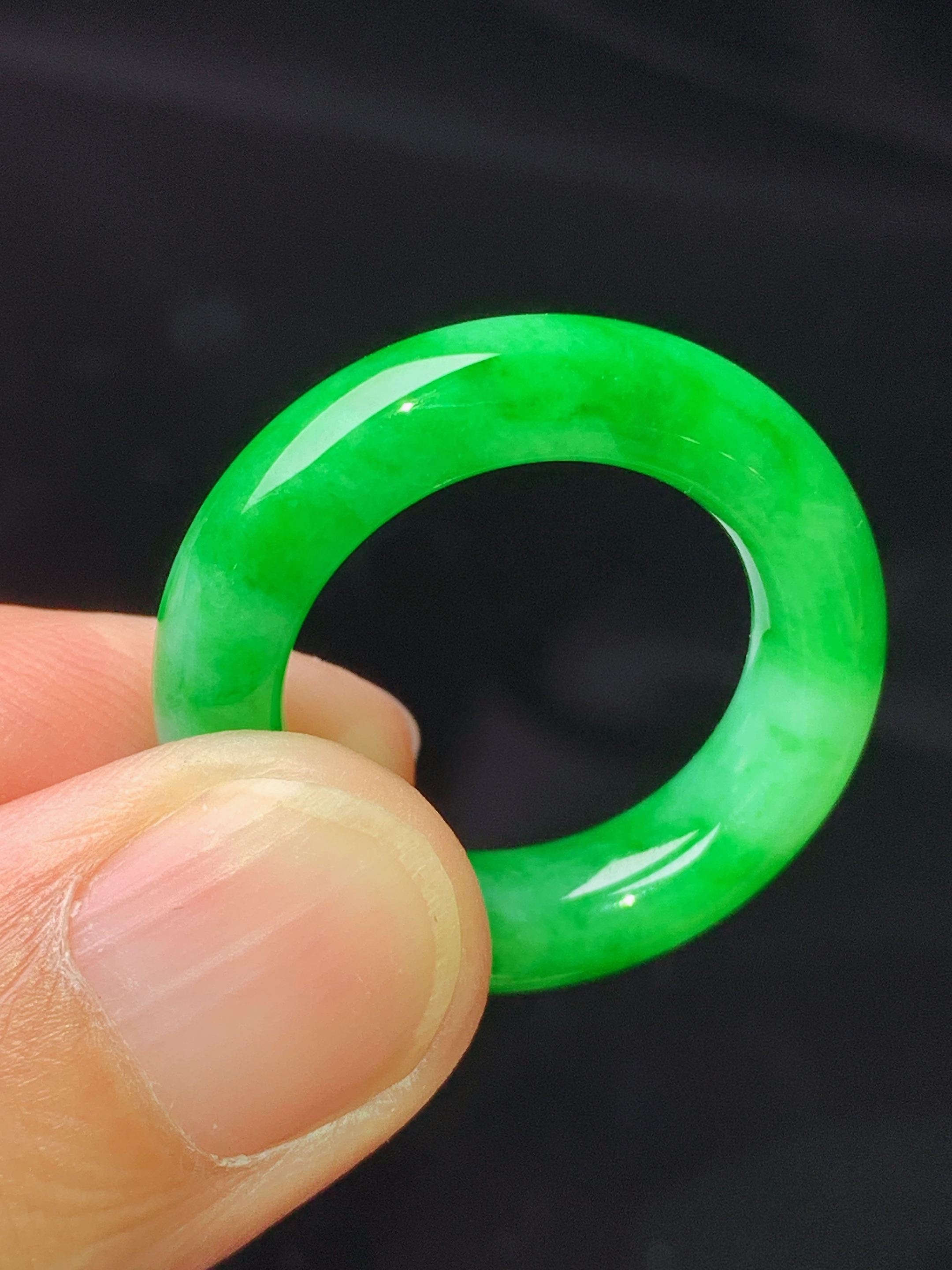 满绿指环吊坠 玉质细腻 色泽艳丽清新 水润亮眼 圈口15 整体尺寸26.3*5.6x1