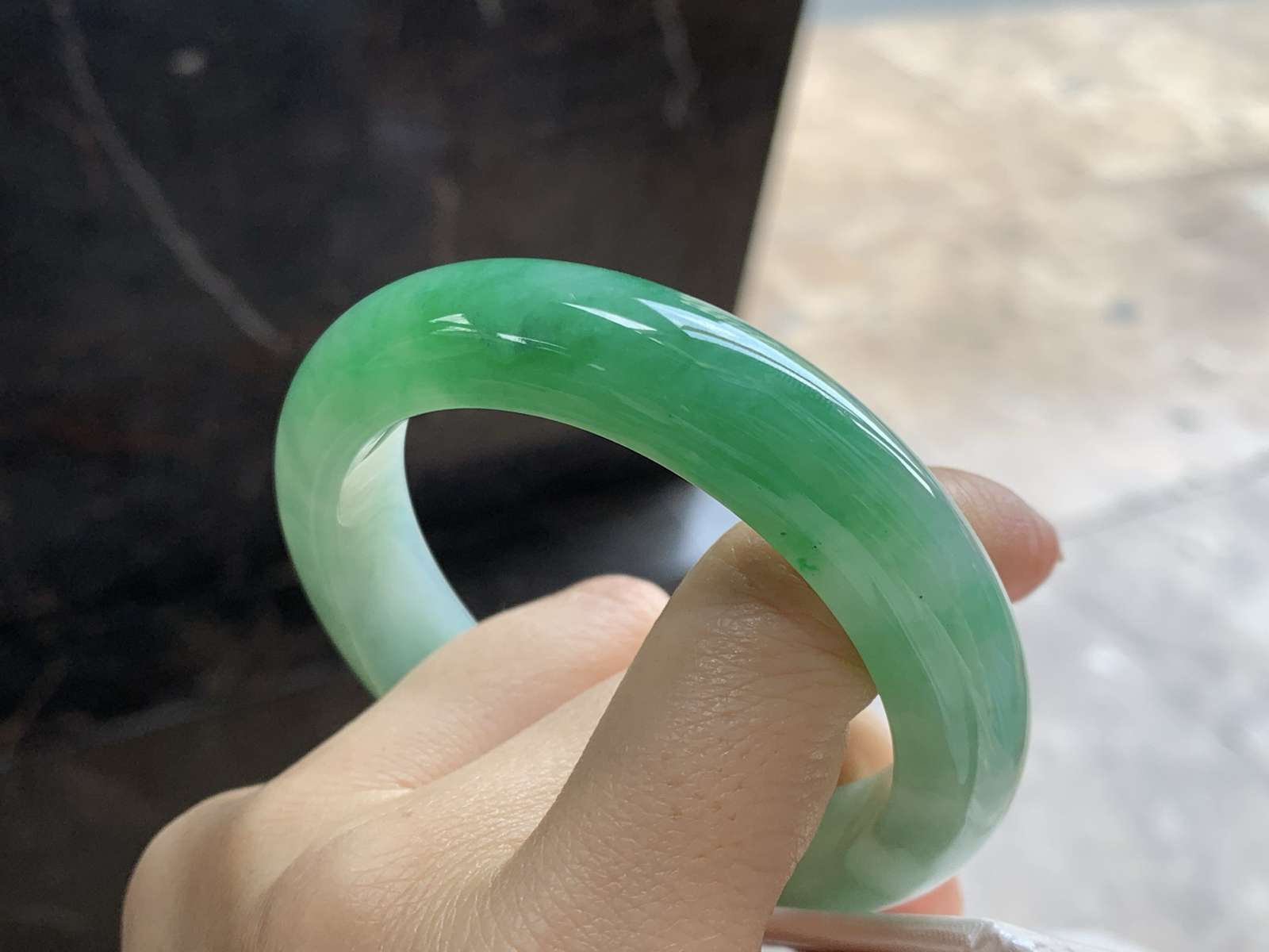 辣绿色手镯
尺寸：54.2-12.5-9.3mm
绿色浓郁大气 上手好看