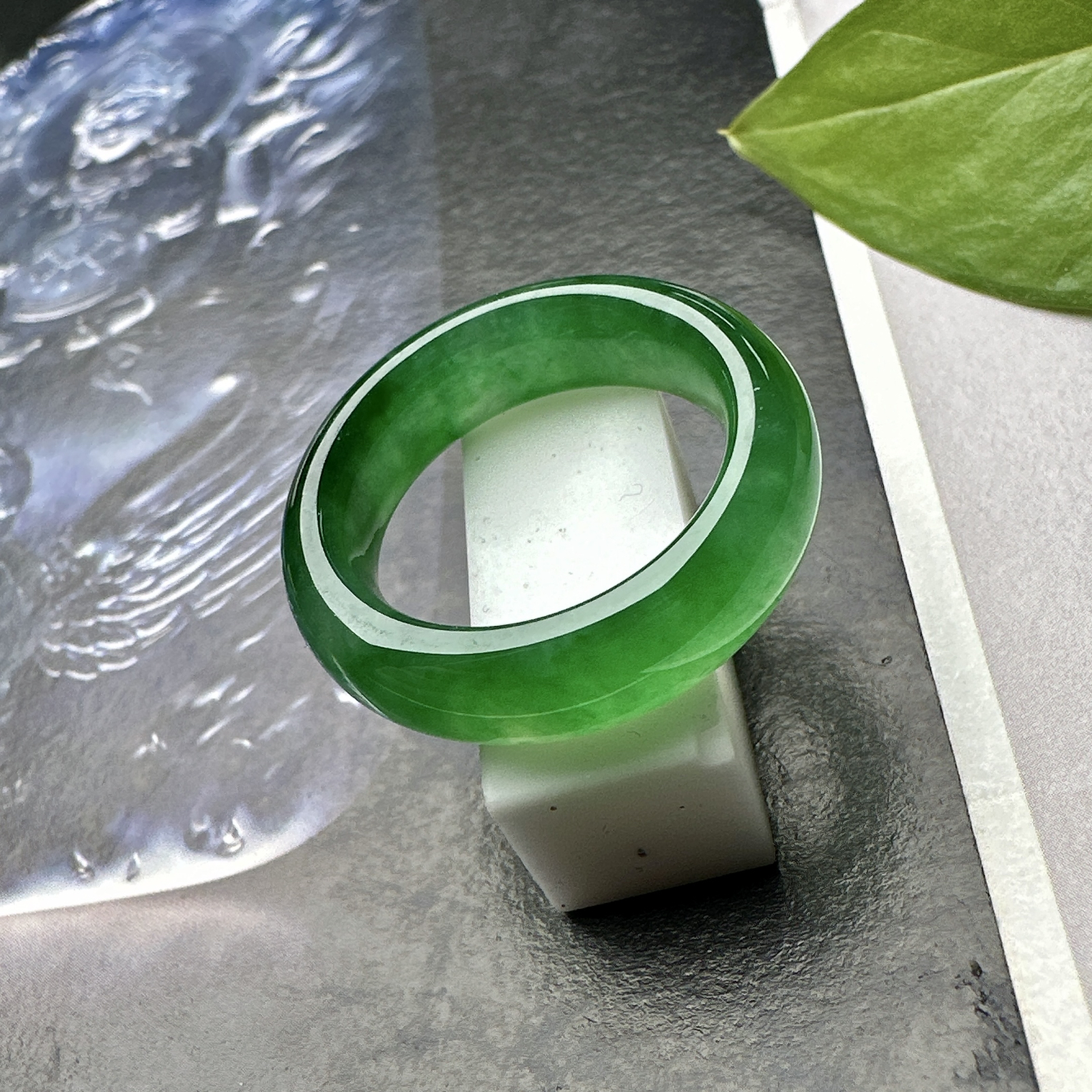 【冰种满绿戒圈】难得的冰润度，难得的好颜色，韵味十足，古色古香。也可吊坠佩戴。