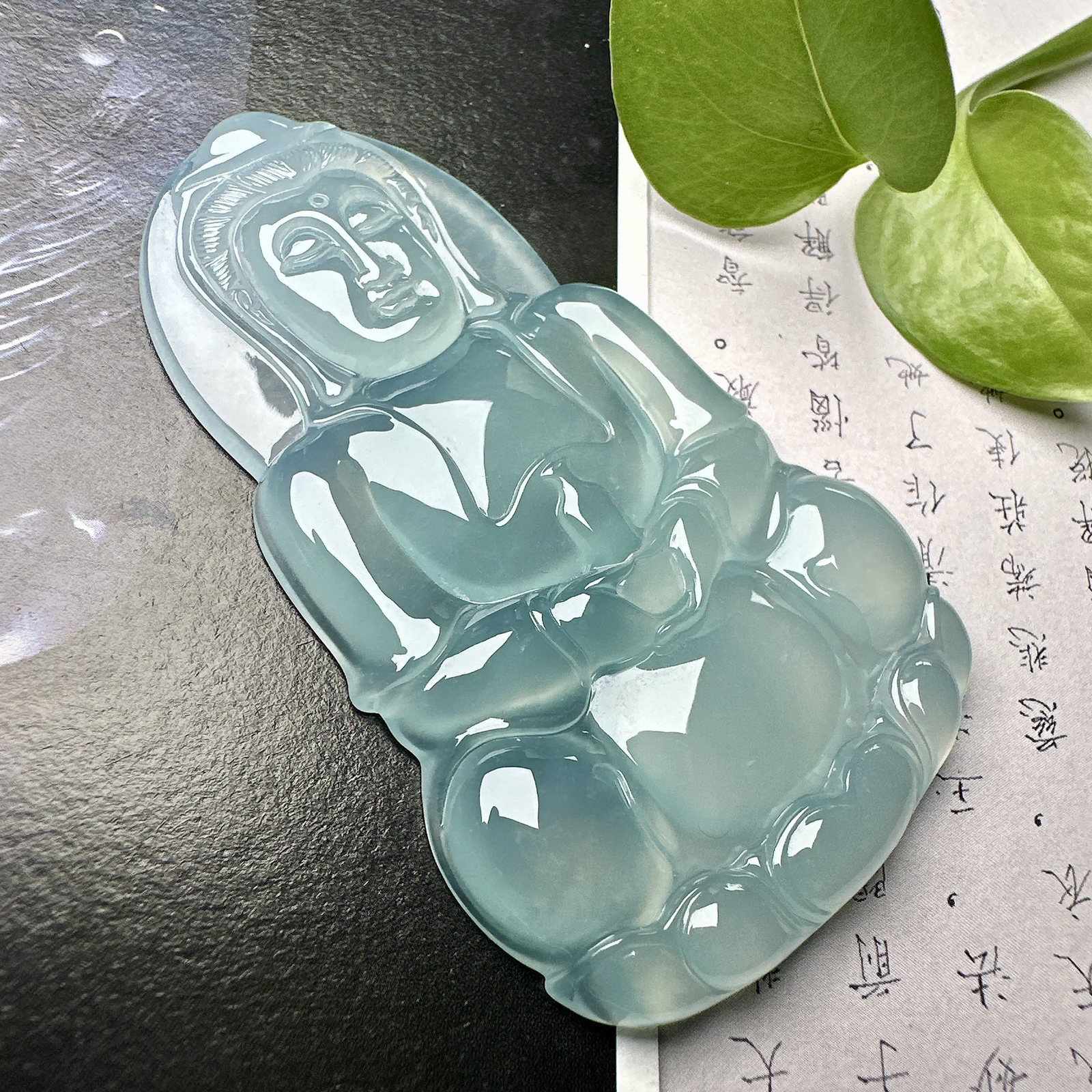 【冰种正装观音】蓝底色泽，质地细腻，通透度上佳，冰感十足，适合佩戴