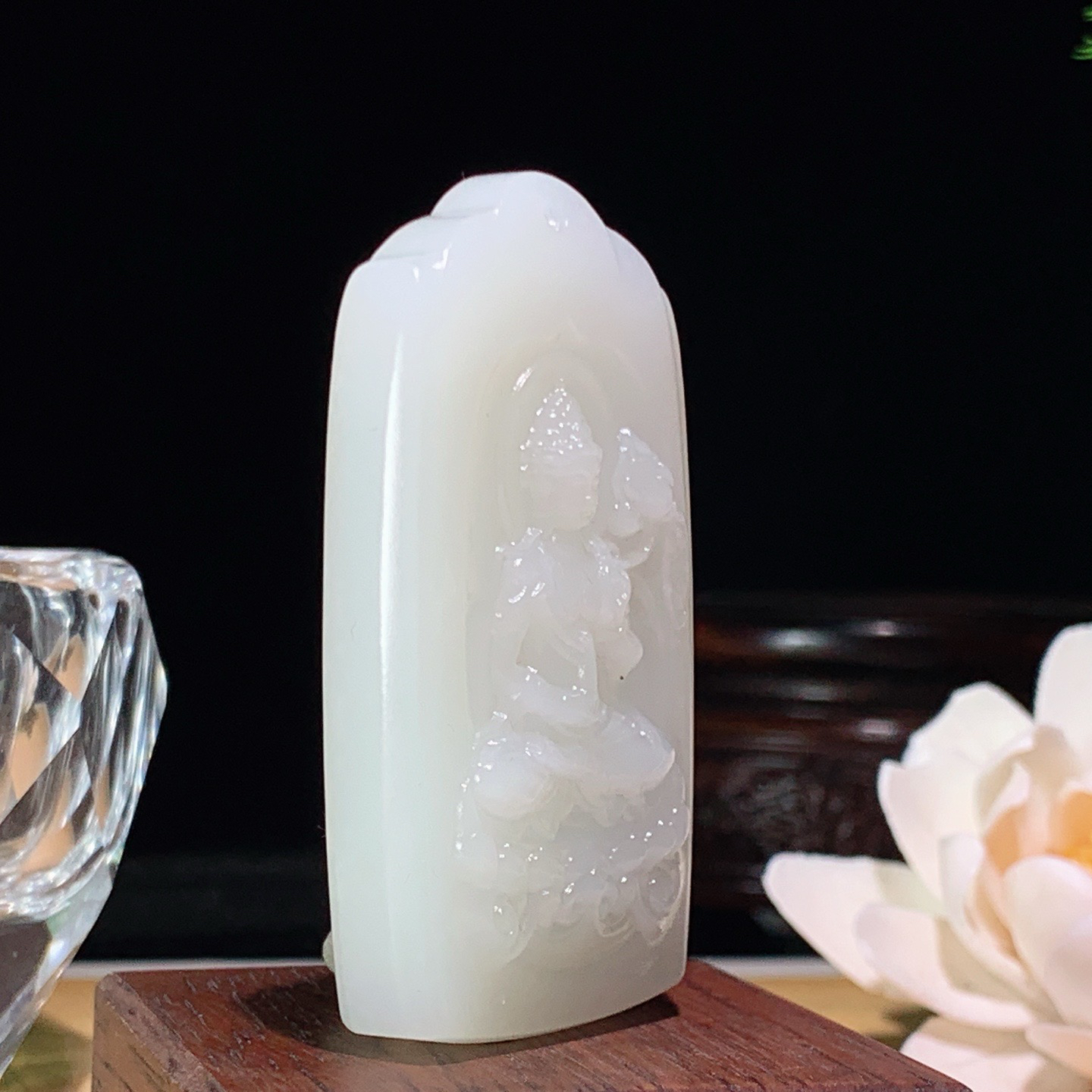 新疆和田玉羊脂白玉座莲挂件。尺寸61/34/12重50.5克 玉质细腻油润 底色纯净 脂粉好，品质好。lt260407