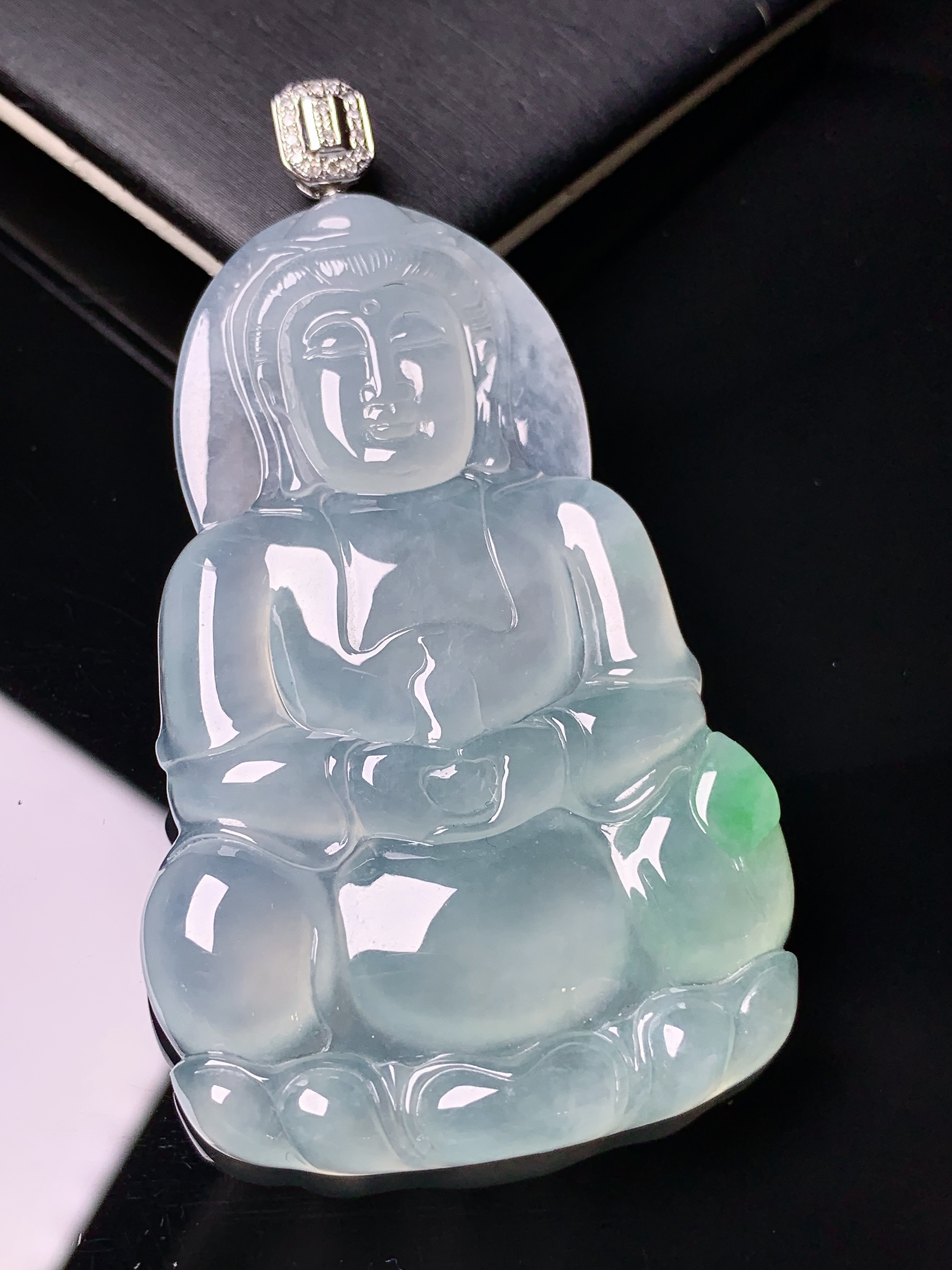 18k金钻镶嵌冰种飘绿观音菩萨吊坠 玉质细腻 色泽艳丽清新 水润亮眼 整体尺寸66.8*37.2*5.8a5